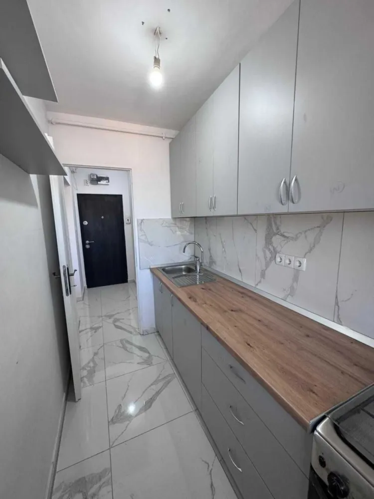 BRASADAS vinde ap 2 cam etaj 3/4 in Carpati 1. - Agenția imobiliara BRASADAS vinde apartament cu 2 camere, semidecomandat, etaj intermediar 3 din 4, cartier Carpați I, aleea Postavaru, renovat 2026, instalația electrică și sanitară noi, geamuri termopan cu jaluzele, ușă de intrare și uși interior noi, centrală termică, mobilat și utilat, cu mobilă de bucătărie nouă la comandă (2026). Ap este compus din bucătărie, living, dormitor, două holuri de trecere, două spații de depozitare și balcon de 5 mp.
Www.brasadas.com.