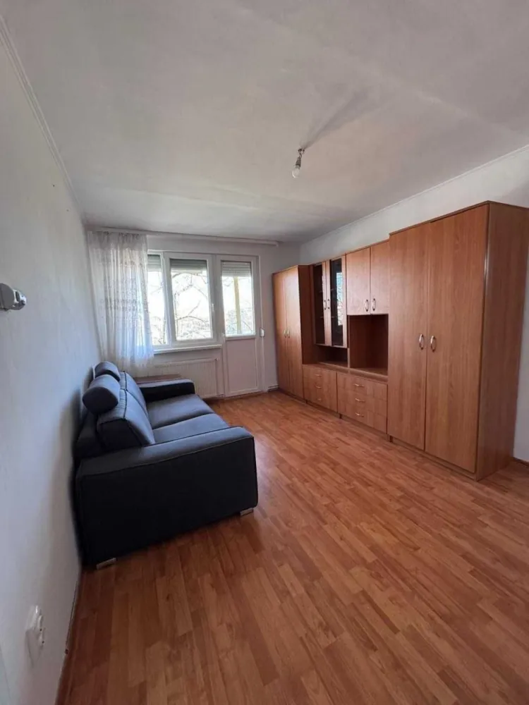 BRASADAS vinde ap 2 cam etaj 3/4 in Carpati 1. - Agenția imobiliara BRASADAS vinde apartament cu 2 camere, semidecomandat, etaj intermediar 3 din 4, cartier Carpați I, aleea Postavaru, renovat 2026, instalația electrică și sanitară noi, geamuri termopan cu jaluzele, ușă de intrare și uși interior noi, centrală termică, mobilat și utilat, cu mobilă de bucătărie nouă la comandă (2026). Ap este compus din bucătărie, living, dormitor, două holuri de trecere, două spații de depozitare și balcon de 5 mp.
Www.brasadas.com.