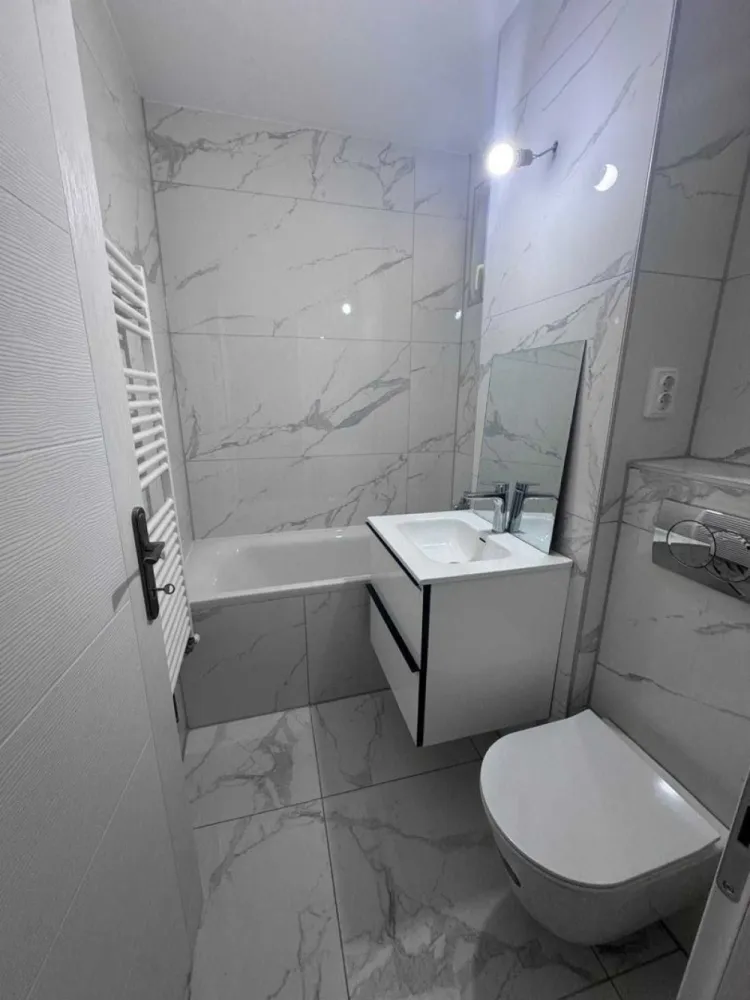 BRASADAS vinde ap 2 cam etaj 3/4 in Carpati 1. - Agenția imobiliara BRASADAS vinde apartament cu 2 camere, semidecomandat, etaj intermediar 3 din 4, cartier Carpați I, aleea Postavaru, renovat 2026, instalația electrică și sanitară noi, geamuri termopan cu jaluzele, ușă de intrare și uși interior noi, centrală termică, mobilat și utilat, cu mobilă de bucătărie nouă la comandă (2026). Ap este compus din bucătărie, living, dormitor, două holuri de trecere, două spații de depozitare și balcon de 5 mp.
Www.brasadas.com.