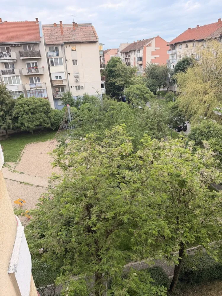 BRASADAS vinde ap 3 cam etaj 3/4 in Carpați 2.