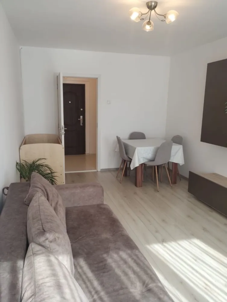 BRASADAS vinde ap 2 cam etaj 7/10 la Burdea - Agenția imobiliara BRASADAS vinde apartament cu 2 camere decomandat la Burdea in blocul cu 10 etaje.
Apartamentul este proaspat renovat, bucataria este marita cu balconul. Bucataria are mobila facuta la comanda si electrocasnice noi. Mobila noua in camere.
Instalatie de incalzire noua, centrala noua.
Apartamentul se afla la etajul 7/10 in bloc cu lift.
Se vinde mobilat, utilat. (in afara de tv, microunde si frigider) Sau la intelegere.

Blocul a fost izolat, acoperisul facut anul trecut.
Apartamentul are boxa beci.

Www.brasadas.com.