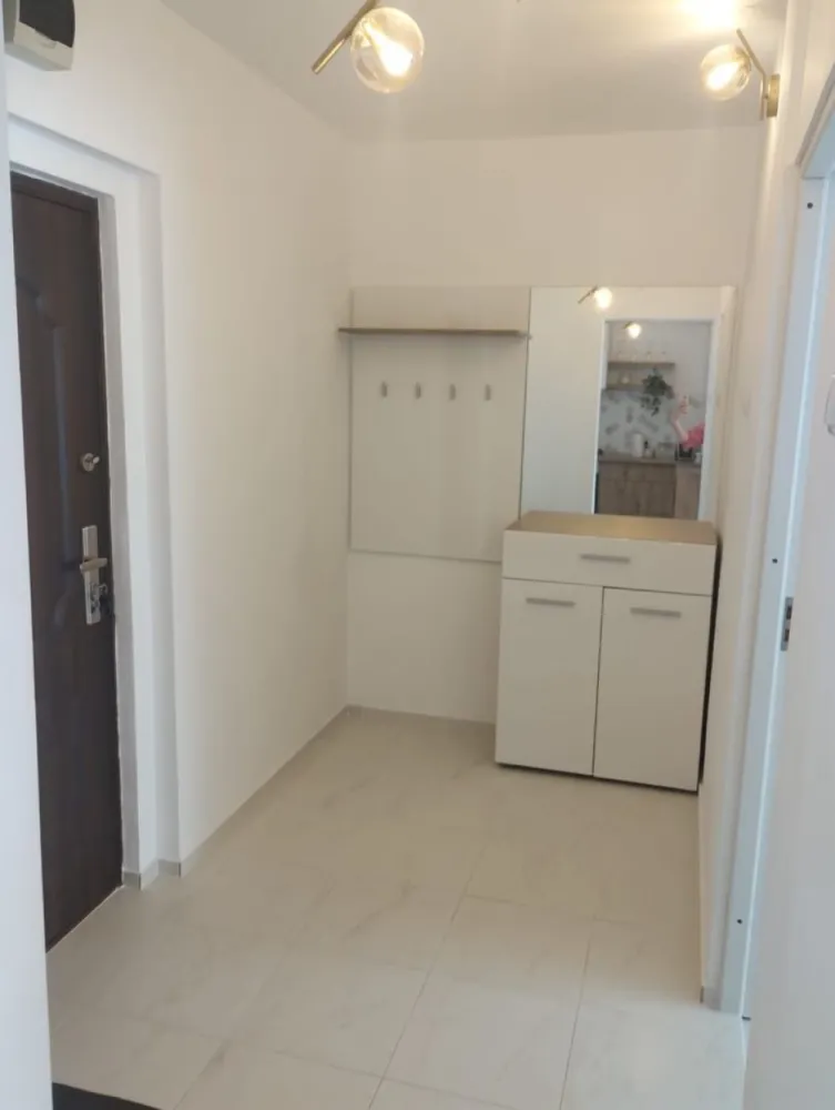 BRASADAS vinde ap 2 cam etaj 7/10 la Burdea - Agenția imobiliara BRASADAS vinde apartament cu 2 camere decomandat la Burdea in blocul cu 10 etaje.
Apartamentul este proaspat renovat, bucataria este marita cu balconul. Bucataria are mobila facuta la comanda si electrocasnice noi. Mobila noua in camere.
Instalatie de incalzire noua, centrala noua.
Apartamentul se afla la etajul 7/10 in bloc cu lift.
Se vinde mobilat, utilat. (in afara de tv, microunde si frigider) Sau la intelegere.

Blocul a fost izolat, acoperisul facut anul trecut.
Apartamentul are boxa beci.

Www.brasadas.com.