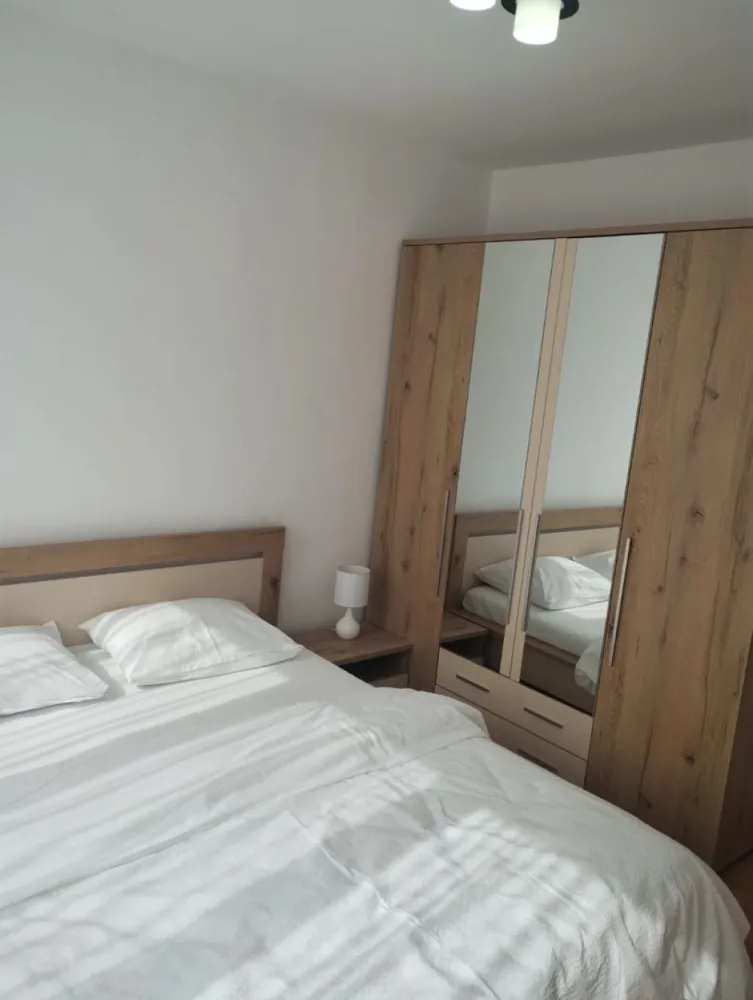 BRASADAS vinde ap 2 cam etaj 7/10 la Burdea - Agenția imobiliara BRASADAS vinde apartament cu 2 camere decomandat la Burdea in blocul cu 10 etaje.
Apartamentul este proaspat renovat, bucataria este marita cu balconul. Bucataria are mobila facuta la comanda si electrocasnice noi. Mobila noua in camere.
Instalatie de incalzire noua, centrala noua.
Apartamentul se afla la etajul 7/10 in bloc cu lift.
Se vinde mobilat, utilat. (in afara de tv, microunde si frigider) Sau la intelegere.

Blocul a fost izolat, acoperisul facut anul trecut.
Apartamentul are boxa beci.

Www.brasadas.com.