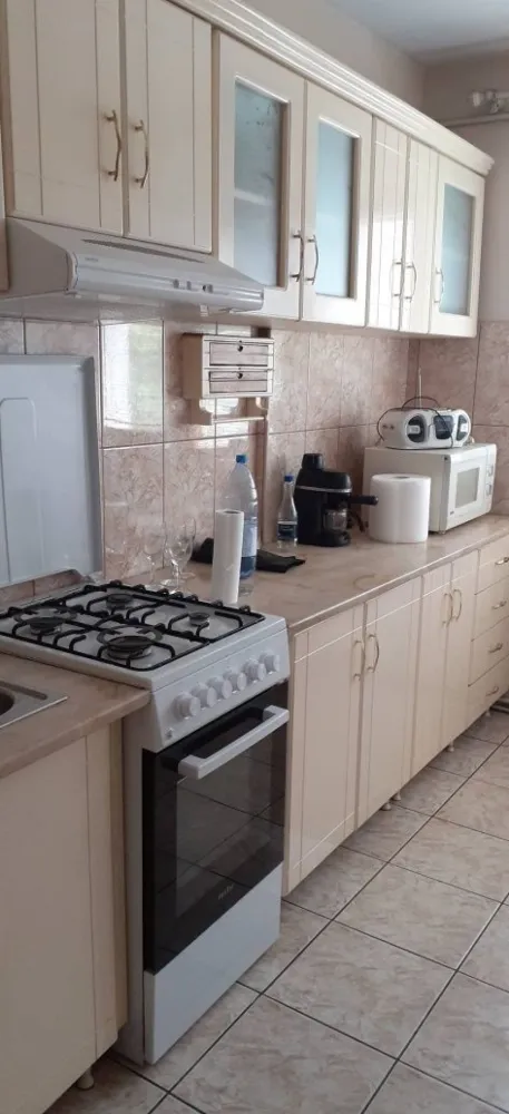 BRASADAS vinde ap 2 cam etaj 2/8 Careiului. - Agenția imobiliara BRASADAS vinde apartament 2 camere str. Careiului semidecomandat,finisat,o baie hol ,bucătărie cu spais,un balcon.Imobilul se vinde mobilat.Etajul 2 din bloc cu 8 etaje cu lift.Bloc izolat.
Apartament are o suprafață de 73 mp.
Www.brasadas.com.