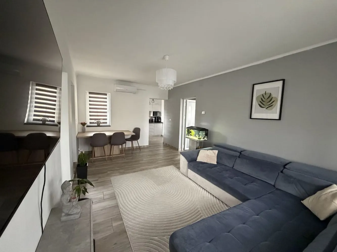 BRASADAS vinde ap 3 cam etaj 4/4 în Micro 15. - Agenția imobiliara BRASADAS vinde apartament cu 3 camere in Micro 15, situat la etajul 4/4, cu acoperis, avand o suprafata de 66mp, dispune de boxa(beci) si este compartimentat astfel:
2 dormitoare, living, bucatarie, baie si balcon. 

Apartamentul a fost renovat complet in anul 2022: 
Instalatia electrica, instalatia termica ppr cu calorifere si centrala termica Ferroli, termopane cu profil 6 camere four season cu plasa de insecte la toate geamurile, usi de termopan, sistem de aer conditionat.

Locuința se vinde complet mobilată și utilată, fiind ideală pentru mutare imediată.

Apartamentul este localizat in zona cu acces facil catre: magazine, scoala, gradinita, piata, spital, etc...

Www.brasadas.com.