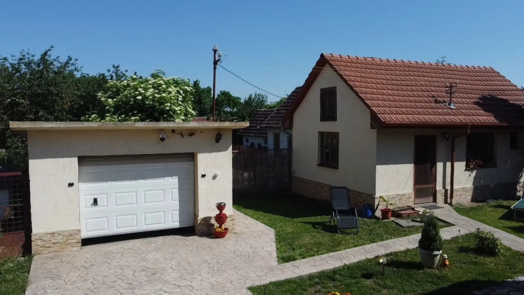 Oportunitate rara: Casa zona Titulescu cu teren generos 37.48 Ar - Oportunitate Rara: Casă cu Teren Generos (37 Ari) – Zona Titulescu, Satu Mare
​Vă prezentăm spre vânzare o proprietate deosebită situată într-una dintre cele mai căutate și liniștite zone din Satu Mare: Cartierul Titulescu. (Strada Siretului ) Această proprietate este ideală atât pentru o familie care își dorește spațiu și intimitate, cât și pentru o eventuală investiție imobiliară, având în vedere suprafața impresionantă a terenului.
​Detalii Principale:
​Suprafață Teren: 37 ari (3.700 mp) – un teren generos, rar întâlnit în această zonă, oferind multiple posibilități de amenajare (grădină, livadă sau chiar construcții suplimentare).
​Compartimentare Casă:
​2 Dormitoare spațioase și luminoase.
​Living primitor.
​Bucătărie practică.
​Baie complet utilată.
​Anexe și Facilități:
​Bucătărie de vară: Separată de corpul principal, ideală pentru sezonul cald sau activități gospodărești.
​Garaj: Spațiu sigur pentru autoturism și depozitare.
​Avantaje:
​ Locație Premium: Zona Titulescu oferă acces rapid către punctele de interes ale orașului, păstrând în același timp o atmosferă liniștită de "acasă".
Potențial Imens: Terenul de 37 de ari reprezintă un activ valoros, fiind perfect pentru cei care apreciază natura și spațiul liber în mediul urban.
Utilități complete: Proprietatea este racordată la rețelele de utilități.
​Pentru mai multe detalii și programarea unei vizionări, vă rugăm să ne contactați la numărul de telefon din anunt