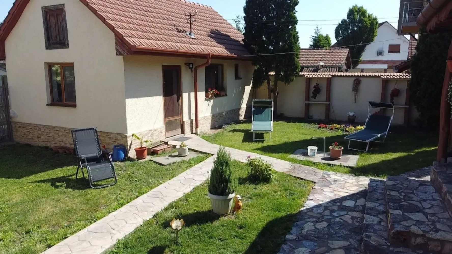 Oportunitate rara: Casa zona Titulescu cu teren generos 37.48 Ar - Oportunitate Rara: Casă cu Teren Generos (37 Ari) – Zona Titulescu, Satu Mare
​Vă prezentăm spre vânzare o proprietate deosebită situată într-una dintre cele mai căutate și liniștite zone din Satu Mare: Cartierul Titulescu. (Strada Siretului ) Această proprietate este ideală atât pentru o familie care își dorește spațiu și intimitate, cât și pentru o eventuală investiție imobiliară, având în vedere suprafața impresionantă a terenului.
​Detalii Principale:
​Suprafață Teren: 37 ari (3.700 mp) – un teren generos, rar întâlnit în această zonă, oferind multiple posibilități de amenajare (grădină, livadă sau chiar construcții suplimentare).
​Compartimentare Casă:
​2 Dormitoare spațioase și luminoase.
​Living primitor.
​Bucătărie practică.
​Baie complet utilată.
​Anexe și Facilități:
​Bucătărie de vară: Separată de corpul principal, ideală pentru sezonul cald sau activități gospodărești.
​Garaj: Spațiu sigur pentru autoturism și depozitare.
​Avantaje:
​ Locație Premium: Zona Titulescu oferă acces rapid către punctele de interes ale orașului, păstrând în același timp o atmosferă liniștită de "acasă".
Potențial Imens: Terenul de 37 de ari reprezintă un activ valoros, fiind perfect pentru cei care apreciază natura și spațiul liber în mediul urban.
Utilități complete: Proprietatea este racordată la rețelele de utilități.
​Pentru mai multe detalii și programarea unei vizionări, vă rugăm să ne contactați la numărul de telefon din anunt