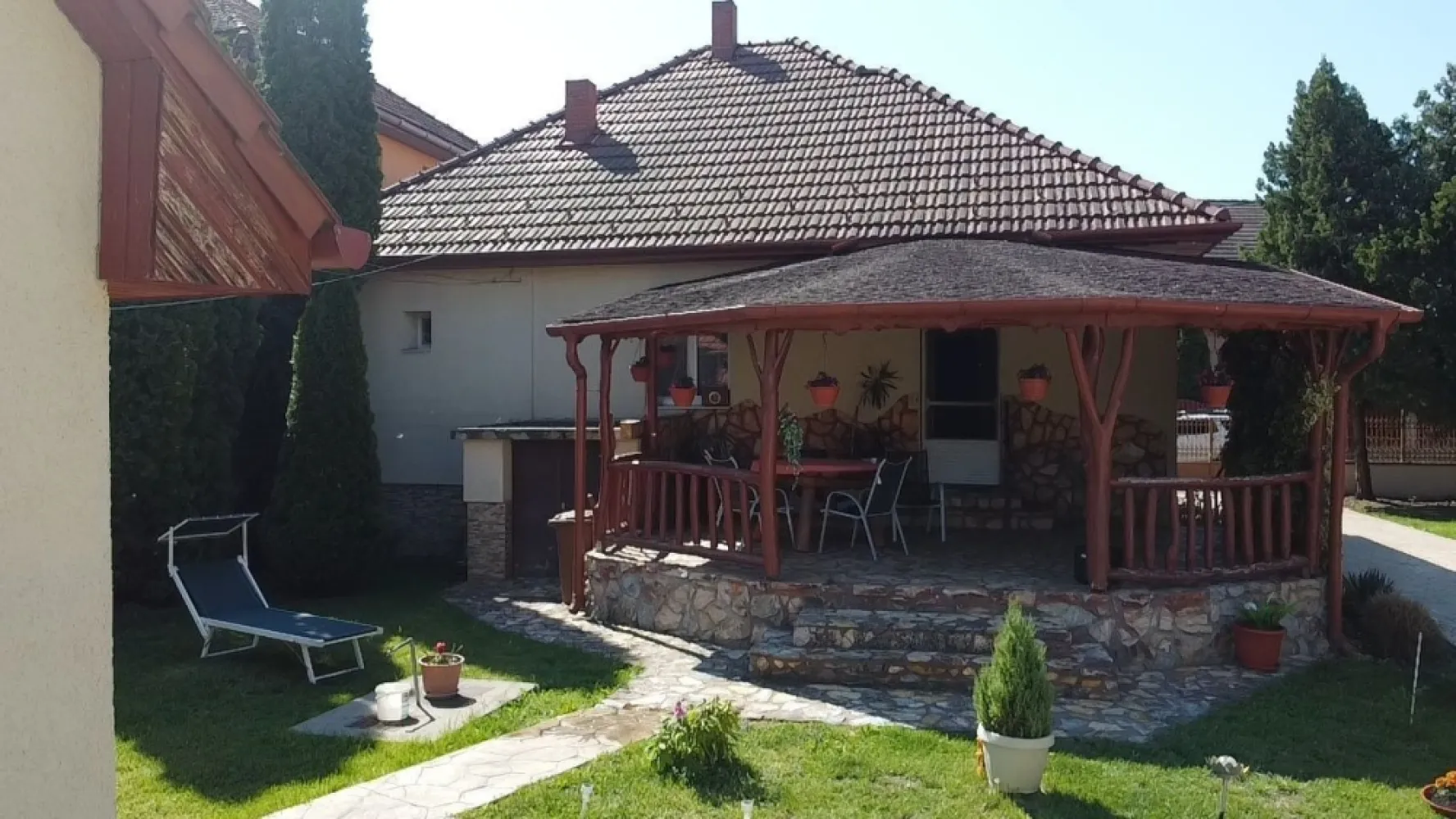 Oportunitate rara: Casa zona Titulescu cu teren generos 37.48 Ar - Oportunitate Rara: Casă cu Teren Generos (37 Ari) – Zona Titulescu, Satu Mare
​Vă prezentăm spre vânzare o proprietate deosebită situată într-una dintre cele mai căutate și liniștite zone din Satu Mare: Cartierul Titulescu. (Strada Siretului ) Această proprietate este ideală atât pentru o familie care își dorește spațiu și intimitate, cât și pentru o eventuală investiție imobiliară, având în vedere suprafața impresionantă a terenului.
​Detalii Principale:
​Suprafață Teren: 37 ari (3.700 mp) – un teren generos, rar întâlnit în această zonă, oferind multiple posibilități de amenajare (grădină, livadă sau chiar construcții suplimentare).
​Compartimentare Casă:
​2 Dormitoare spațioase și luminoase.
​Living primitor.
​Bucătărie practică.
​Baie complet utilată.
​Anexe și Facilități:
​Bucătărie de vară: Separată de corpul principal, ideală pentru sezonul cald sau activități gospodărești.
​Garaj: Spațiu sigur pentru autoturism și depozitare.
​Avantaje:
​ Locație Premium: Zona Titulescu oferă acces rapid către punctele de interes ale orașului, păstrând în același timp o atmosferă liniștită de "acasă".
Potențial Imens: Terenul de 37 de ari reprezintă un activ valoros, fiind perfect pentru cei care apreciază natura și spațiul liber în mediul urban.
Utilități complete: Proprietatea este racordată la rețelele de utilități.
​Pentru mai multe detalii și programarea unei vizionări, vă rugăm să ne contactați la numărul de telefon din anunt