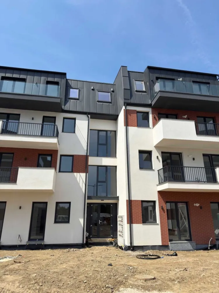 BRASADAS vinde ap 3 cam Careiului Nou 71MP. - Agenția imobiliara BRASADAS vinde apartament NOU semi-finisat, în Satu Mare, drumul Careiului.

Suprafață utilă: 71 Mp.

Balconul este gratuit
Loc de parcare inclus în preț

Încălzire în pardoseală / centrală proprie de la Ferolli

Clădire nouă, structură din beton armat, caramidă evoceramic 29 , tencuiala, 3 straturi de glet si zugravit in alb, instalații electrice, instalații sanitare.

Izolație termică de 15 cm

Predare: 2026, August

Locație:
Zona liniștită, cu acces de pe Drumul Careiului – Satu Mare, in apropiere de ATAC, Dedeman și KFC, cu acces facil către magazine, restaurante, spitale și transport public.

Www.brasadas.com.