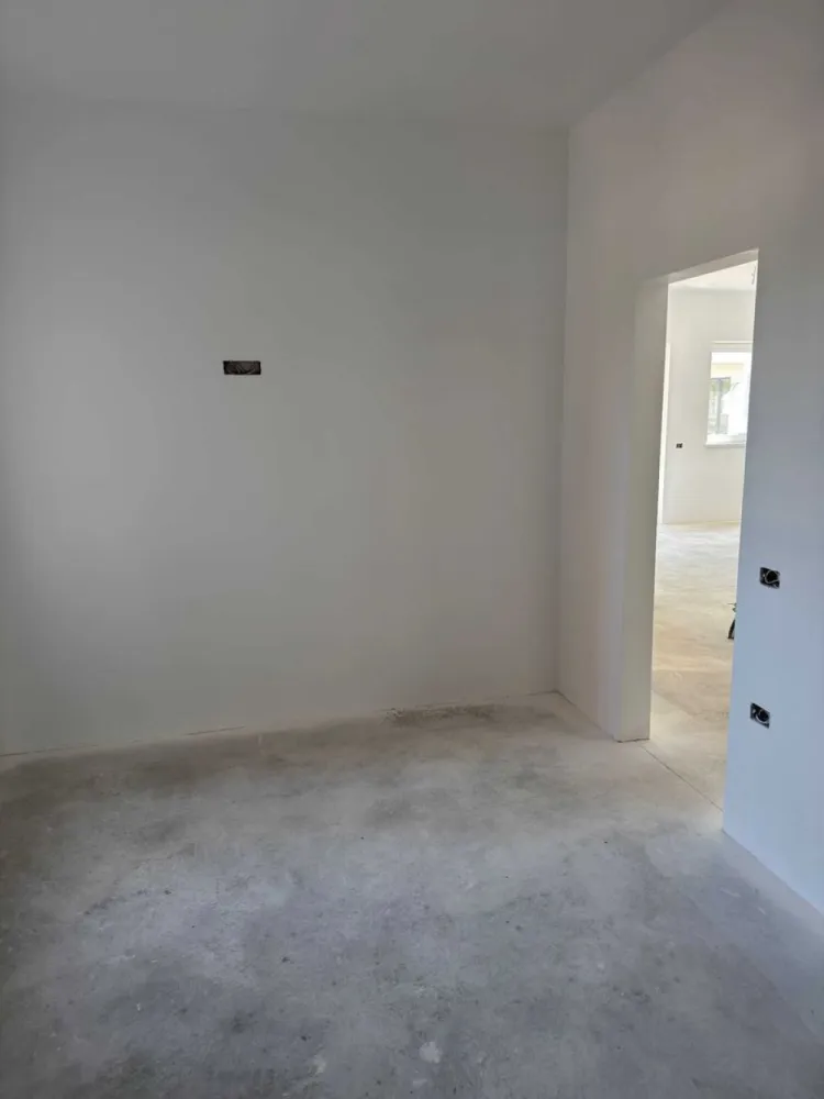 BRASADAS vinde ap 3 cam Careiului Nou 71MP. - Agenția imobiliara BRASADAS vinde apartament NOU semi-finisat, în Satu Mare, drumul Careiului.

Suprafață utilă: 71 Mp.

Balconul este gratuit
Loc de parcare inclus în preț

Încălzire în pardoseală / centrală proprie de la Ferolli

Clădire nouă, structură din beton armat, caramidă evoceramic 29 , tencuiala, 3 straturi de glet si zugravit in alb, instalații electrice, instalații sanitare.

Izolație termică de 15 cm

Predare: 2026, August

Locație:
Zona liniștită, cu acces de pe Drumul Careiului – Satu Mare, in apropiere de ATAC, Dedeman și KFC, cu acces facil către magazine, restaurante, spitale și transport public.

Www.brasadas.com.