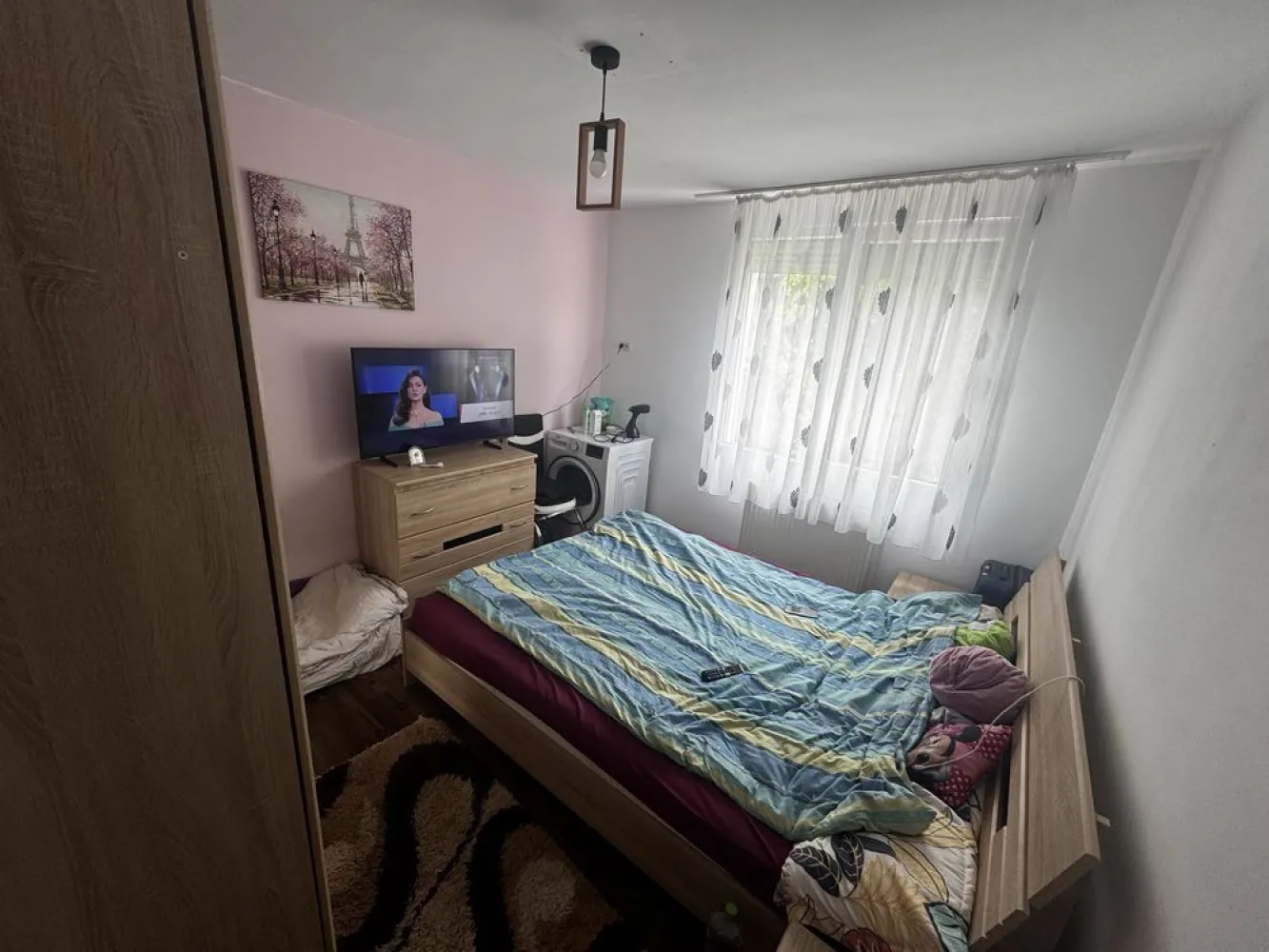 De vanzare Apartament Alea clabucet ej 3 - Carpați 1 Alea Clăbucet 

Proprietatea are o suprafață de 55 metri pătrați și include trei camere, o bucătărie separată, baie cu finisaje de calitate și un balcon. Pardoselile din lemn și tâmplăria albă creează un ambient plăcut și luminos. Apartamentul se află la etajul trei într-un bloc construit între 1977 și 1990, în zona urbană. Fereastrele oferă vedere spre o grădină verde, iar lumină naturală pătrunde pe tot parcursul zilei.

Locuința este aproape de diverse facilități, precum Scoala, Grădinița ,Peny Lidel restaurante, accesibile în câteva 2 minute În apropiere se află parcuri. Școala este la distanță mică, iar centrele medicale și farmaciile sunt ușor de ajuns. Transportul public este bine dezvoltat, cu stații de autobuz în apropiere.
Dotări 
Aier condiționat 
Izolat exterior 
Jaluzele și plasă insecte 
Instalație electrică nouă 
Mobilă Bucătărie făcută la comandă 
Clasa energetică este clasa A
Și loc de parcare rezervat 

Dacă această proprietate te interesează, programează o vizionare pentru a o vedea personal și pentru a descoperi avantajele ei.