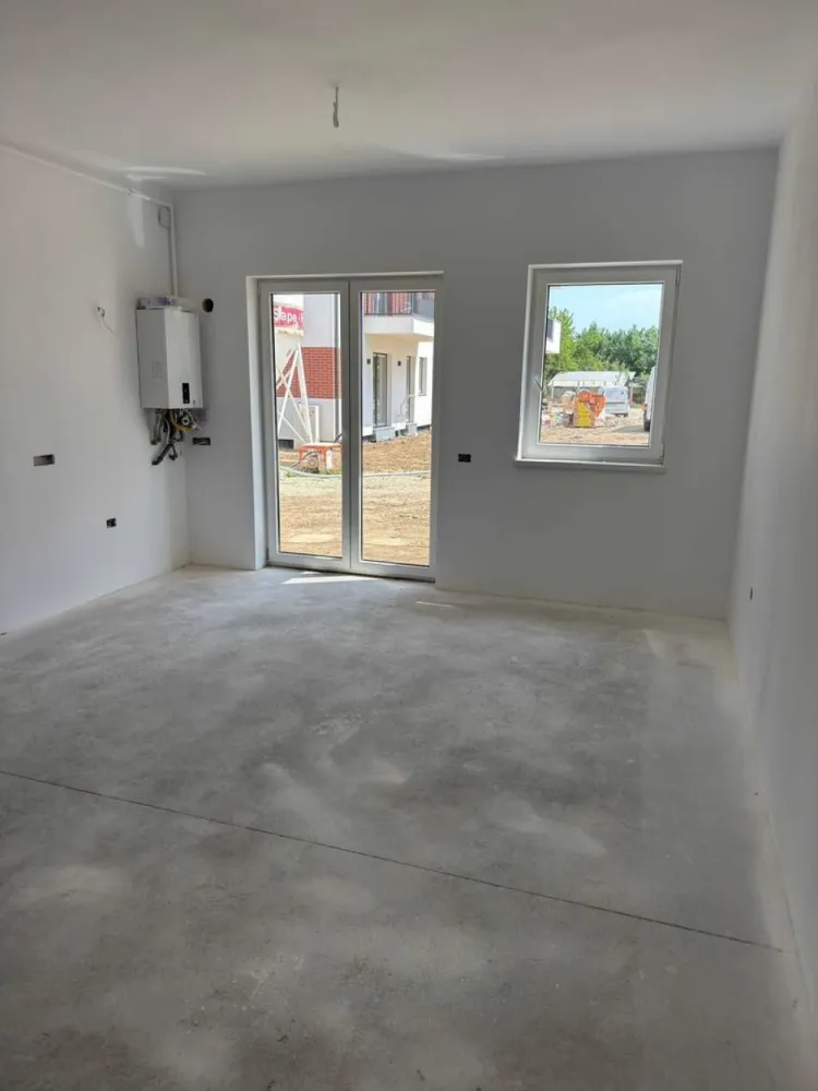 BRASADAS vinde ap 3 cam Careiului Nou 71MP. - Agenția imobiliara BRASADAS vinde apartament NOU semi-finisat, în Satu Mare, drumul Careiului.

Suprafață utilă: 71 Mp.

Balconul este gratuit
Loc de parcare inclus în preț

Încălzire în pardoseală / centrală proprie de la Ferolli

Clădire nouă, structură din beton armat, caramidă evoceramic 29 , tencuiala, 3 straturi de glet si zugravit in alb, instalații electrice, instalații sanitare.

Izolație termică de 15 cm

Predare: 2026, August

Locație:
Zona liniștită, cu acces de pe Drumul Careiului – Satu Mare, in apropiere de ATAC, Dedeman și KFC, cu acces facil către magazine, restaurante, spitale și transport public.

Www.brasadas.com.