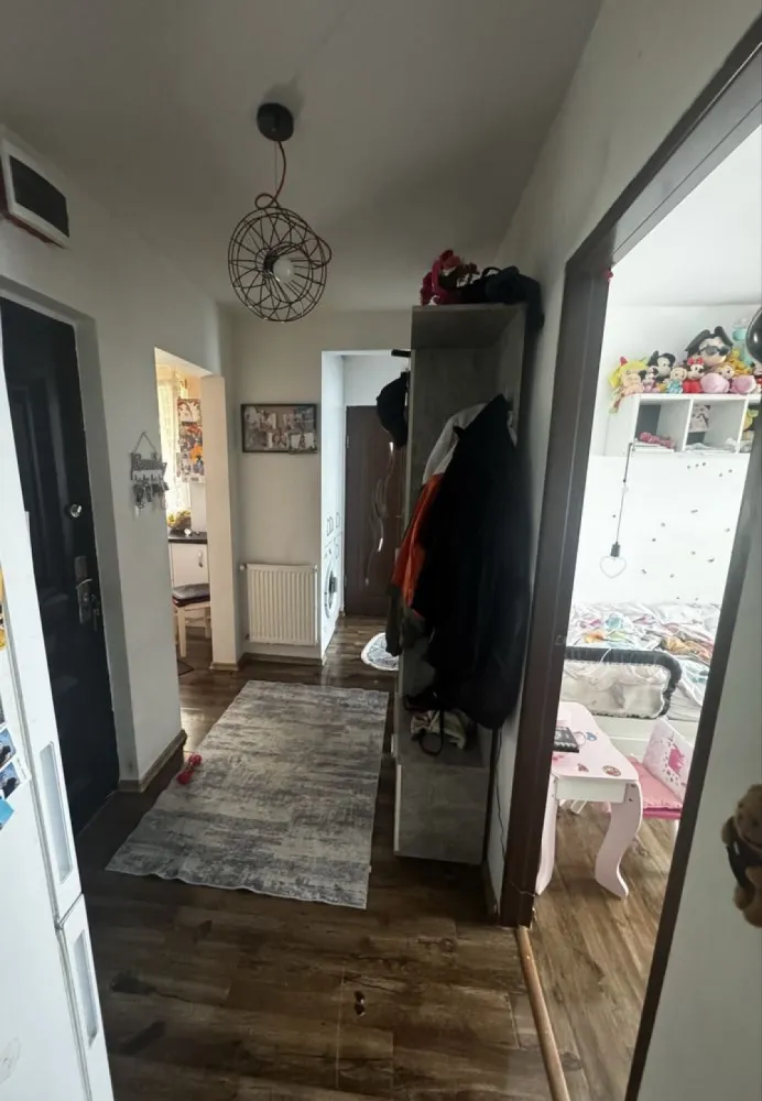 De vanzare Apartament Alea clabucet ej 3 - Carpați 1 Alea Clăbucet 

Proprietatea are o suprafață de 55 metri pătrați și include trei camere, o bucătărie separată, baie cu finisaje de calitate și un balcon. Pardoselile din lemn și tâmplăria albă creează un ambient plăcut și luminos. Apartamentul se află la etajul trei într-un bloc construit între 1977 și 1990, în zona urbană. Fereastrele oferă vedere spre o grădină verde, iar lumină naturală pătrunde pe tot parcursul zilei.

Locuința este aproape de diverse facilități, precum Scoala, Grădinița ,Peny Lidel restaurante, accesibile în câteva 2 minute În apropiere se află parcuri. Școala este la distanță mică, iar centrele medicale și farmaciile sunt ușor de ajuns. Transportul public este bine dezvoltat, cu stații de autobuz în apropiere.
Dotări 
Aier condiționat 
Izolat exterior 
Jaluzele și plasă insecte 
Instalație electrică nouă 
Mobilă Bucătărie făcută la comandă 
Clasa energetică este clasa A
Și loc de parcare rezervat 

Dacă această proprietate te interesează, programează o vizionare pentru a o vedea personal și pentru a descoperi avantajele ei.