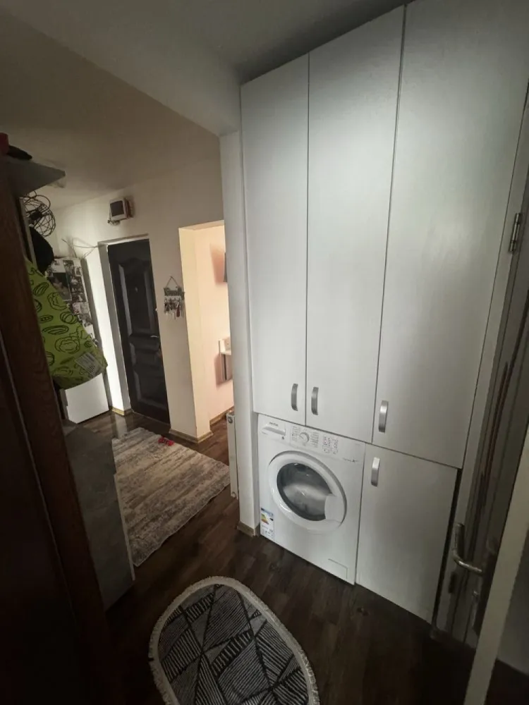 De vanzare Apartament Alea clabucet ej 3 - Carpați 1 Alea Clăbucet 

Proprietatea are o suprafață de 55 metri pătrați și include trei camere, o bucătărie separată, baie cu finisaje de calitate și un balcon. Pardoselile din lemn și tâmplăria albă creează un ambient plăcut și luminos. Apartamentul se află la etajul trei într-un bloc construit între 1977 și 1990, în zona urbană. Fereastrele oferă vedere spre o grădină verde, iar lumină naturală pătrunde pe tot parcursul zilei.

Locuința este aproape de diverse facilități, precum Scoala, Grădinița ,Peny Lidel restaurante, accesibile în câteva 2 minute În apropiere se află parcuri. Școala este la distanță mică, iar centrele medicale și farmaciile sunt ușor de ajuns. Transportul public este bine dezvoltat, cu stații de autobuz în apropiere.
Dotări 
Aier condiționat 
Izolat exterior 
Jaluzele și plasă insecte 
Instalație electrică nouă 
Mobilă Bucătărie făcută la comandă 
Clasa energetică este clasa A
Și loc de parcare rezervat 

Dacă această proprietate te interesează, programează o vizionare pentru a o vedea personal și pentru a descoperi avantajele ei.