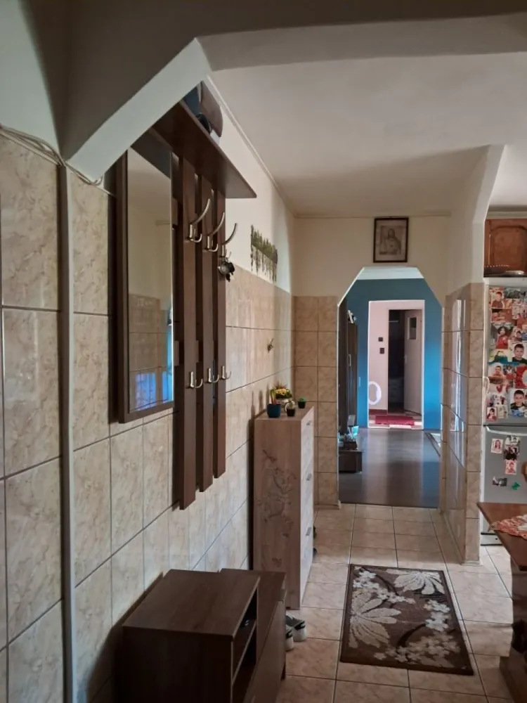 Vand apartament cu 3 camere in micro 16 Satu mare - Îți prezint un apartament cu 3 camere in micro 16, Satu Mare. Proprietatea dispune de balcon, bucătărie separată și scară interioară curata cu vecini extraordinar. Pardoselile sunt acoperite cu parchet, iar tâmplăria este din PVC. Încălzirea se face cu centrală pe gaz, iar apartamentul are aer condiționat pentru confort.
Locuința vine semimobilat și echipată cu
internet și cablu TV
ușă metalică de siguranță
interfon 
geamuri din plastic
67 mp utili
Aer conditionat
Tablou elecric recent schimbat
Acoperis in stare perfecta cu intrare spre pod separat de pe balcon.
Apartamentul se află în cartierul micro 16, aproape de multiple facilități. În apropiere găsești restaurante, cafenele, magazine și școli, precum și parcuri și zone verzi, 
Cu o suprafață utilă de 67mp, acest apartament oferă un spațiu generos și bine compartimentat, living cu aer conditionat , bucatarie spatioasa, 2 dormitoare , baie ,balcon si pod. ( et 4/4 pod separat cu acces din balcon , ideal pentru a transforma o mansarda)
Pretul este in euro , usor negociabil , la cerere poate sa ramane semimobilat .

Dacă această proprietate corespunde nevoilor tale, contactează-mă pentru a programa o vizionare.