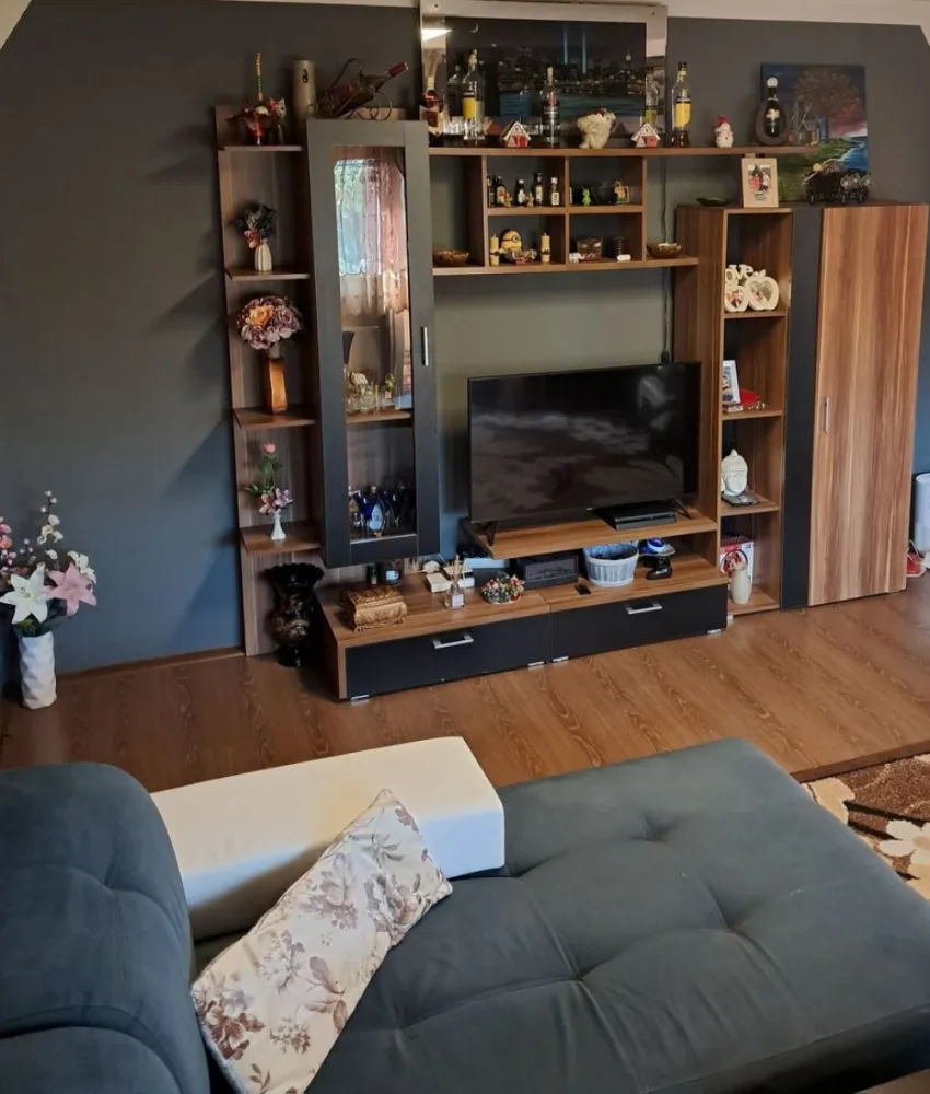 Vand apartament cu 3 camere in micro 16 Satu mare - Îți prezint un apartament cu 3 camere in micro 16, Satu Mare. Proprietatea dispune de balcon, bucătărie separată și scară interioară curata cu vecini extraordinar. Pardoselile sunt acoperite cu parchet, iar tâmplăria este din PVC. Încălzirea se face cu centrală pe gaz, iar apartamentul are aer condiționat pentru confort.
Locuința vine semimobilat și echipată cu
internet și cablu TV
ușă metalică de siguranță
interfon 
geamuri din plastic
67 mp utili
Aer conditionat
Tablou elecric recent schimbat
Acoperis in stare perfecta cu intrare spre pod separat de pe balcon.
Apartamentul se află în cartierul micro 16, aproape de multiple facilități. În apropiere găsești restaurante, cafenele, magazine și școli, precum și parcuri și zone verzi, 
Cu o suprafață utilă de 67mp, acest apartament oferă un spațiu generos și bine compartimentat, living cu aer conditionat , bucatarie spatioasa, 2 dormitoare , baie ,balcon si pod. ( et 4/4 pod separat cu acces din balcon , ideal pentru a transforma o mansarda)
Pretul este in euro , usor negociabil , la cerere poate sa ramane semimobilat .

Dacă această proprietate corespunde nevoilor tale, contactează-mă pentru a programa o vizionare.