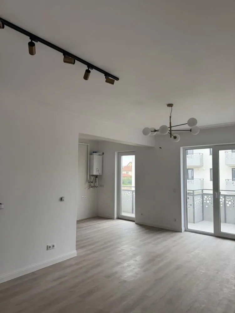 Apartament 2 camere finisat direct de la propietar - Apartamentul are încălzire în pardoseală,balcon și o suprafață de 56 m2 utili foarte frumos cu finisaje de calitate premium prevăzut cu balcon și un loc de parcare inclus în preț ,interfon și lift de asemenea prezent !