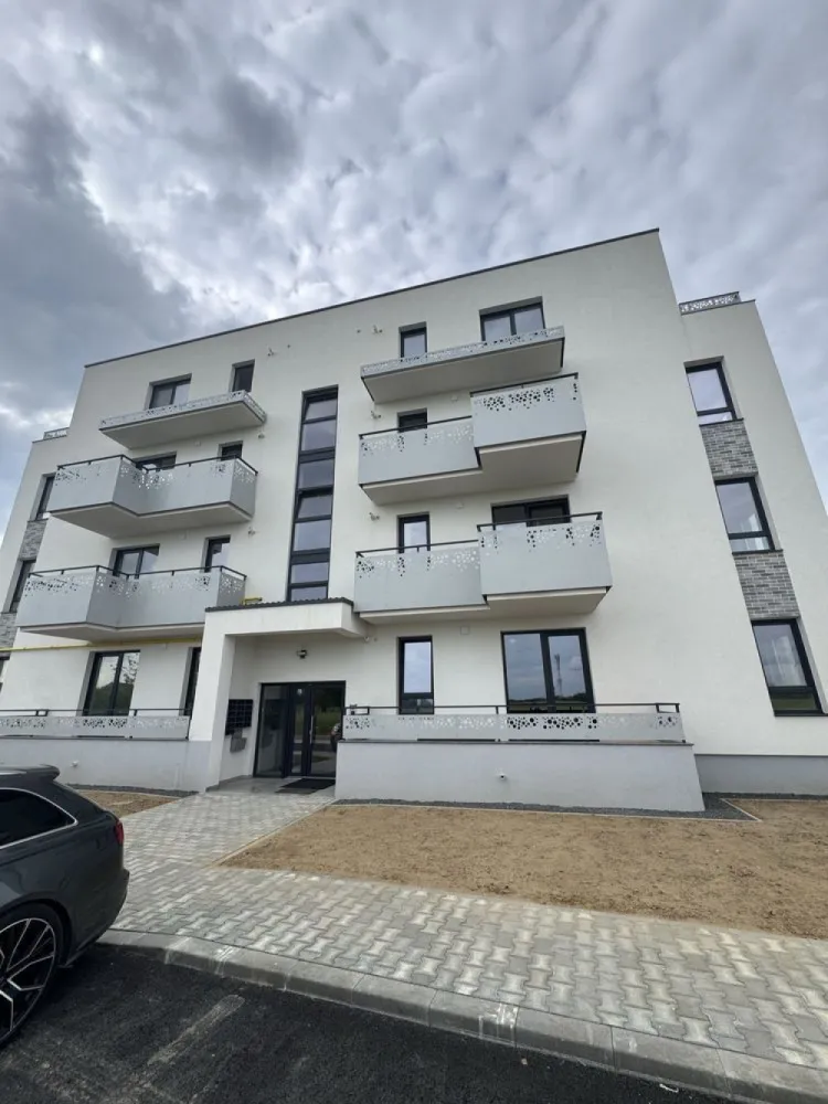 Apartament 2 camere finisat direct de la propietar - Apartamentul are încălzire în pardoseală,balcon și o suprafață de 56 m2 utili foarte frumos cu finisaje de calitate premium prevăzut cu balcon și un loc de parcare inclus în preț ,interfon și lift de asemenea prezent !
