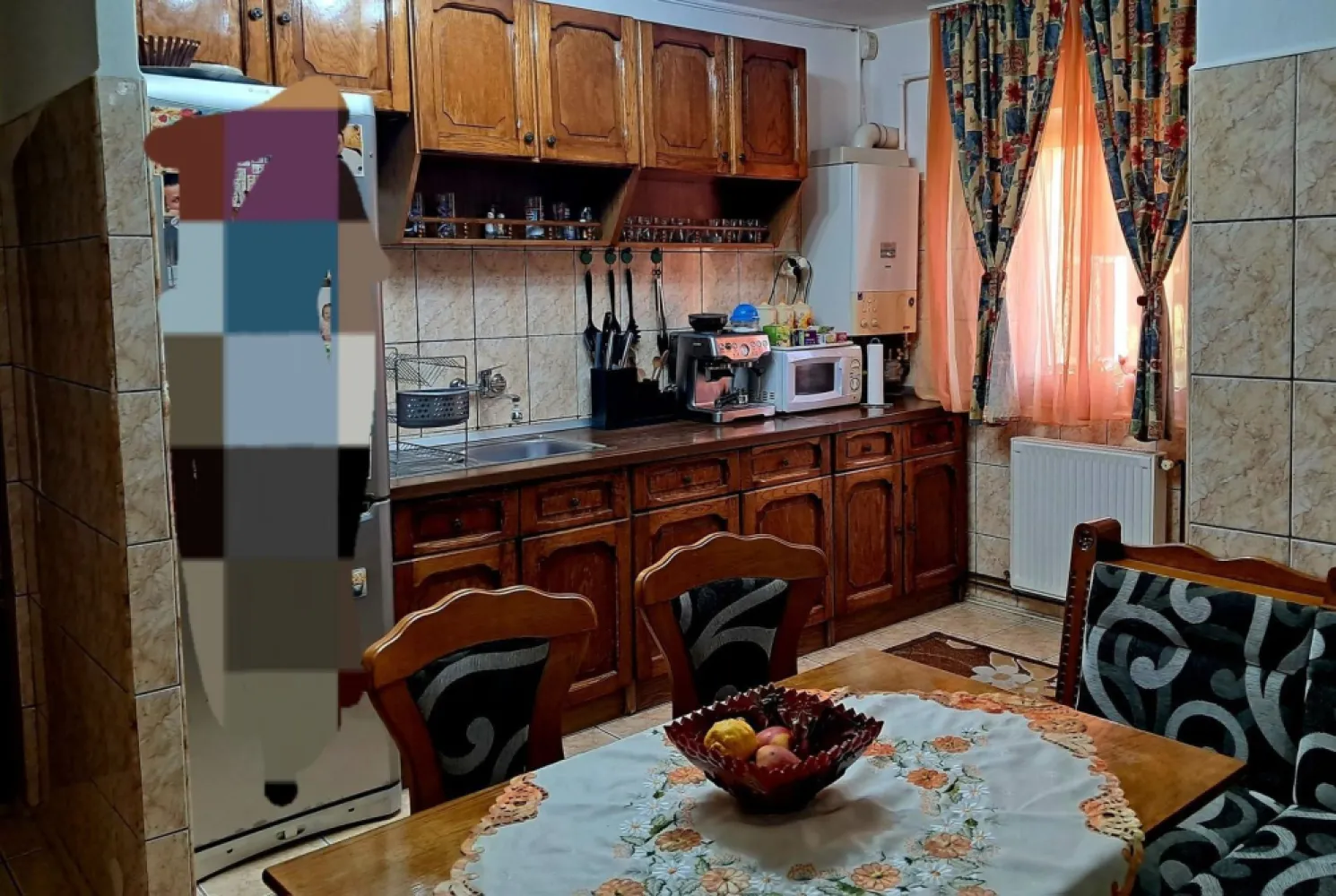 Vand apartament cu 3 camere in micro 16 Satu mare - Îți prezint un apartament cu 3 camere in micro 16, Satu Mare. Proprietatea dispune de balcon, bucătărie separată și scară interioară curata cu vecini extraordinar. Pardoselile sunt acoperite cu parchet, iar tâmplăria este din PVC. Încălzirea se face cu centrală pe gaz, iar apartamentul are aer condiționat pentru confort.
Locuința vine semimobilat și echipată cu
internet și cablu TV
ușă metalică de siguranță
interfon 
geamuri din plastic
67 mp utili
Aer conditionat
Tablou elecric recent schimbat
Acoperis in stare perfecta cu intrare spre pod separat de pe balcon.
Apartamentul se află în cartierul micro 16, aproape de multiple facilități. În apropiere găsești restaurante, cafenele, magazine și școli, precum și parcuri și zone verzi, 
Cu o suprafață utilă de 67mp, acest apartament oferă un spațiu generos și bine compartimentat, living cu aer conditionat , bucatarie spatioasa, 2 dormitoare , baie ,balcon si pod. ( et 4/4 pod separat cu acces din balcon , ideal pentru a transforma o mansarda)
Pretul este in euro , usor negociabil , la cerere poate sa ramane semimobilat .

Dacă această proprietate corespunde nevoilor tale, contactează-mă pentru a programa o vizionare.
