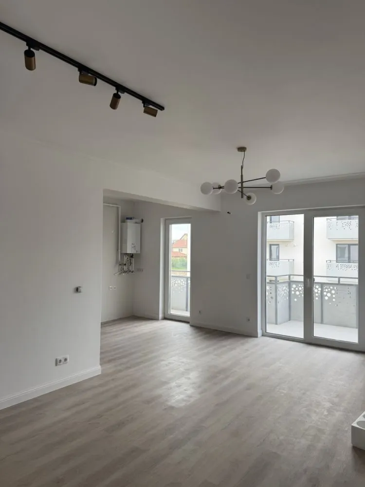 Apartament 2 camere finisat direct de la propietar - Apartamentul are încălzire în pardoseală,balcon și o suprafață de 56 m2 utili foarte frumos cu finisaje de calitate premium prevăzut cu balcon și un loc de parcare inclus în preț ,interfon și lift de asemenea prezent !