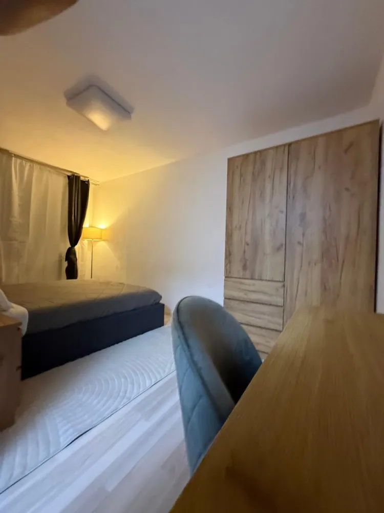 BRASADAS vinde garsonieră in Micro 14 Neajlov etaj 1/4 confort 1. - Agenția imobiliara BRASADAS vinde garsoniera confort 1 mobilata si utilata complet, la etajul 1/4 in Micro 14 Satu Mare.

Bucatarie echipata aragaz cuptor frigider masina de spalat
masa scaune cuier, camera mobilata complet pat saltea sifonier 2 comode, birou scaun, perdele incluse.

Mutare imediata fara investitii suplimentare, aproape de Lidl si Penny
scoli si gradinita in zona, parc si spatii verzi, transport in comun la cateva minute

Www.brasadas.com.