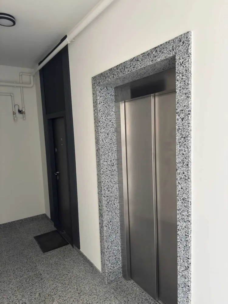 BRASADAS vinde ap 3 cam semi-finisate 1,2,3 camere NOI. - Agenția imobiliara BRASADAS vinde apartamente semi-finisate de vânzare în Satu Mare, drumul Careiului | 1, 2, 3 camere și penthouse | 40 – 70 mp | .

Ideale pentru locuit sau investiție!
Proiectul oferă locuințe bine compartimentate, într-o zonă liniștită.

Suprafață utilă: de la 40 mp până la 70 mp
Compartimentări disponibile: 1, 2, 3 camere și penthouse
Balcoanele sub 10mp incluse in pret
Loc de parcare inclus în preț

Apartamente semi-finisate
Încălzire în pardoseală / centrală proprie

Clădire nouă, structură din beton armat, caramidă, tencuiala, 3 straturi de glet si zugravit in alb, instalații electrice, instalații sanitare, Izolație termică de 15 cm

Geamuri cu sticlă tripan și tâmplărie PVC cu 5 sau 6 camere
Predare: 2026, Decembrie
Prețuri incepand de la: 1.250 € + TVA / mp
Acces de pe Drumul Careiului – Satu Mare, in apropiere de ATAC, Dedeman și KFC, cu acces facil către magazine, restaurante, spitale și transport public.

Transparență și încredere Halmi Building:
Spre deosebire de alți dezvoltatori imobiliari, oferim posibilitatea de a viziona personal calitatea lucrărilor direct din șantier, pentru ca viitorii proprietari să vadă exact nivelul de execuție și atenția la detalii pe care o garantăm.