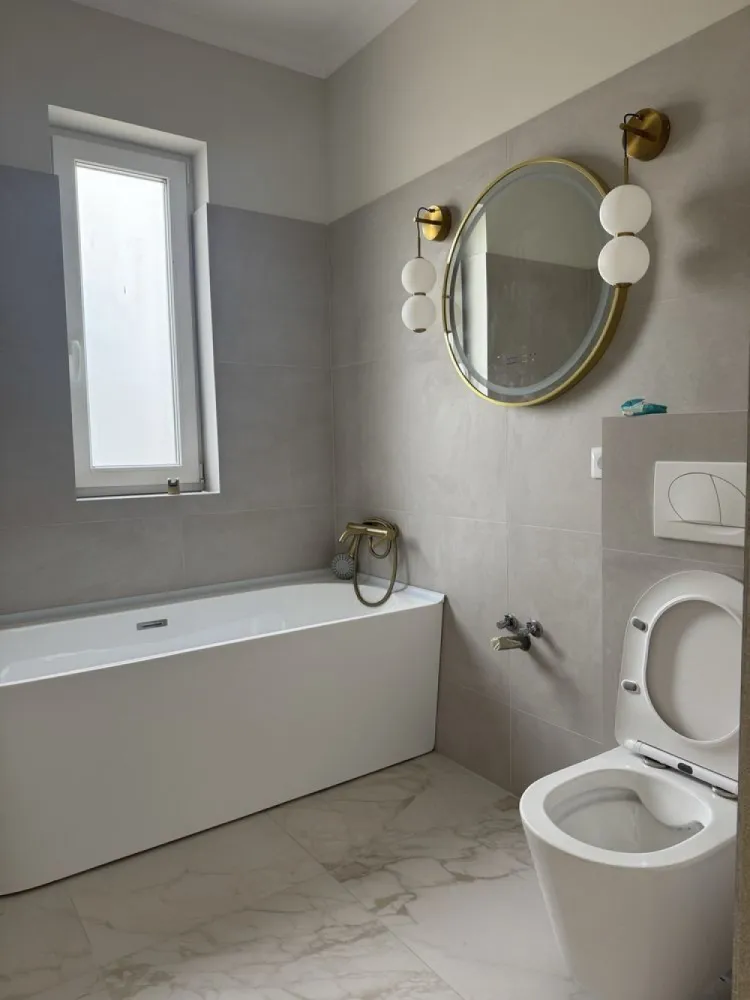Apartament 2 camere finisat direct de la propietar - Apartamentul are încălzire în pardoseală,balcon și o suprafață de 56 m2 utili foarte frumos cu finisaje de calitate premium prevăzut cu balcon și un loc de parcare inclus în preț ,interfon și lift de asemenea prezent !
