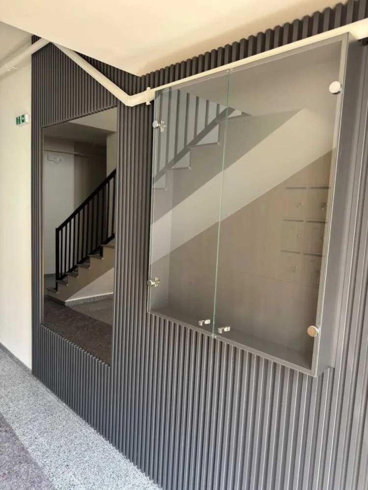 BRASADAS vinde ap 3 cam semi-finisate 1,2,3 camere NOI. - Agenția imobiliara BRASADAS vinde apartamente semi-finisate de vânzare în Satu Mare, drumul Careiului | 1, 2, 3 camere și penthouse | 40 – 70 mp | .

Ideale pentru locuit sau investiție!
Proiectul oferă locuințe bine compartimentate, într-o zonă liniștită.

Suprafață utilă: de la 40 mp până la 70 mp
Compartimentări disponibile: 1, 2, 3 camere și penthouse
Balcoanele sub 10mp incluse in pret
Loc de parcare inclus în preț

Apartamente semi-finisate
Încălzire în pardoseală / centrală proprie

Clădire nouă, structură din beton armat, caramidă, tencuiala, 3 straturi de glet si zugravit in alb, instalații electrice, instalații sanitare, Izolație termică de 15 cm

Geamuri cu sticlă tripan și tâmplărie PVC cu 5 sau 6 camere
Predare: 2026, Decembrie
Prețuri incepand de la: 1.250 € + TVA / mp
Acces de pe Drumul Careiului – Satu Mare, in apropiere de ATAC, Dedeman și KFC, cu acces facil către magazine, restaurante, spitale și transport public.

Transparență și încredere Halmi Building:
Spre deosebire de alți dezvoltatori imobiliari, oferim posibilitatea de a viziona personal calitatea lucrărilor direct din șantier, pentru ca viitorii proprietari să vadă exact nivelul de execuție și atenția la detalii pe care o garantăm.