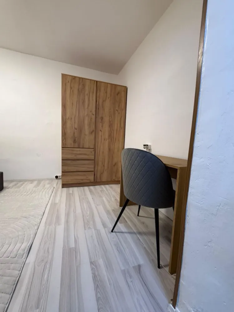 BRASADAS vinde garsonieră in Micro 14 Neajlov etaj 1/4 confort 1. - Agenția imobiliara BRASADAS vinde garsoniera confort 1 mobilata si utilata complet, la etajul 1/4 in Micro 14 Satu Mare.

Bucatarie echipata aragaz cuptor frigider masina de spalat
masa scaune cuier, camera mobilata complet pat saltea sifonier 2 comode, birou scaun, perdele incluse.

Mutare imediata fara investitii suplimentare, aproape de Lidl si Penny
scoli si gradinita in zona, parc si spatii verzi, transport in comun la cateva minute

Www.brasadas.com.