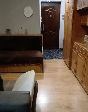 BRASADAS vinde garsoniera la etajul 3/4 pe Ostrovului.