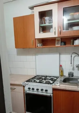 BRASADAS vinde garsoniera la etajul 3/4 pe Ostrovului.