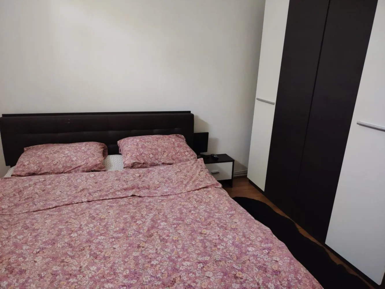 BRASADAS vinde ap 2 cam etaj 3/4 in Carpați 1. - Agenția imobiliara BRASADAS vinde apartament cu 2 camere, semidecomandat cu suprafața utila de 40 mp, situat în Carpați 1 la etajul 3/4.
 Detalii: 
 - Mobilat și utilat complet 
 - Centrala termică NOUĂ 
 -Aer condiționat 
 - Balcon deschis 
 -Apartamentul este situat pe mijloc ( foarte eficient termic) 
 - Cheltuieli mici 
Www.brasadas.com.