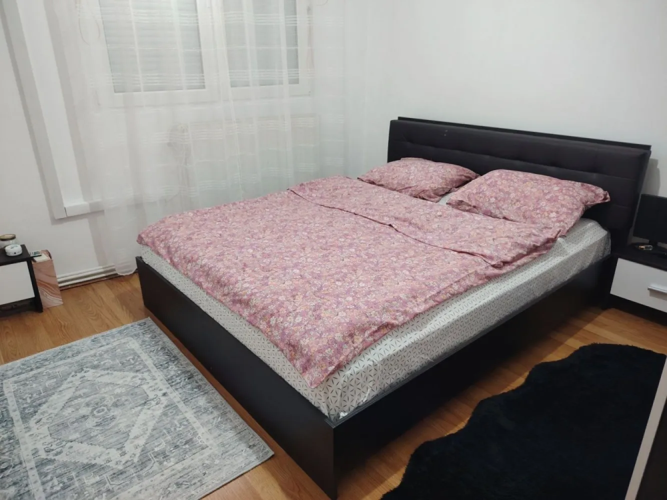 BRASADAS vinde ap 2 cam etaj 3/4 in Carpați 1. - Agenția imobiliara BRASADAS vinde apartament cu 2 camere, semidecomandat cu suprafața utila de 40 mp, situat în Carpați 1 la etajul 3/4.
 Detalii: 
 - Mobilat și utilat complet 
 - Centrala termică NOUĂ 
 -Aer condiționat 
 - Balcon deschis 
 -Apartamentul este situat pe mijloc ( foarte eficient termic) 
 - Cheltuieli mici 
Www.brasadas.com.