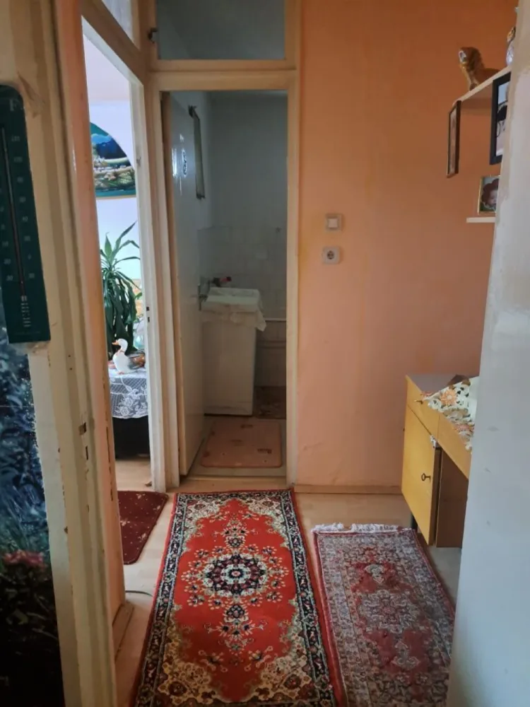 BRASADAS vinde ap 2 cam etaj 4/4 in Micro 16. - Agenția imobiliara BRASADAS vinde apartament cu 2 camere situat în Micro 16, la etajul 4, cu suprafață totală 76 mp. Compartimentare: hol de intrare debara bucătărie, spajz cameră mare hol mic din care se intră în: cameră mică baie balcon Alte detalii: apartamentul neces renovare (ideal pentru amenajare după propriul gust)
Bloc cu acoperis izolat la exterior.
In zonă cu magazine, scoală si transport în apropiere.
Www.brasadas.com.