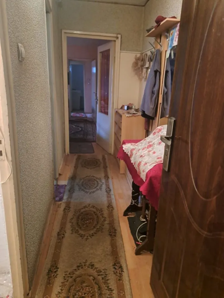 BRASADAS vinde ap 2 cam etaj 4/4 in Micro 16. - Agenția imobiliara BRASADAS vinde apartament cu 2 camere situat în Micro 16, la etajul 4, cu suprafață totală 76 mp. Compartimentare: hol de intrare debara bucătărie, spajz cameră mare hol mic din care se intră în: cameră mică baie balcon Alte detalii: apartamentul neces renovare (ideal pentru amenajare după propriul gust)
Bloc cu acoperis izolat la exterior.
In zonă cu magazine, scoală si transport în apropiere.
Www.brasadas.com.