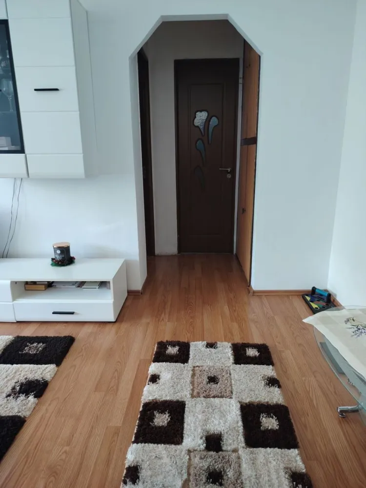BRASADAS vinde ap 2 cam etaj 3/4 in Carpați 1. - Agenția imobiliara BRASADAS vinde apartament cu 2 camere, semidecomandat cu suprafața utila de 40 mp, situat în Carpați 1 la etajul 3/4.
 Detalii: 
 - Mobilat și utilat complet 
 - Centrala termică NOUĂ 
 -Aer condiționat 
 - Balcon deschis 
 -Apartamentul este situat pe mijloc ( foarte eficient termic) 
 - Cheltuieli mici 
Www.brasadas.com.