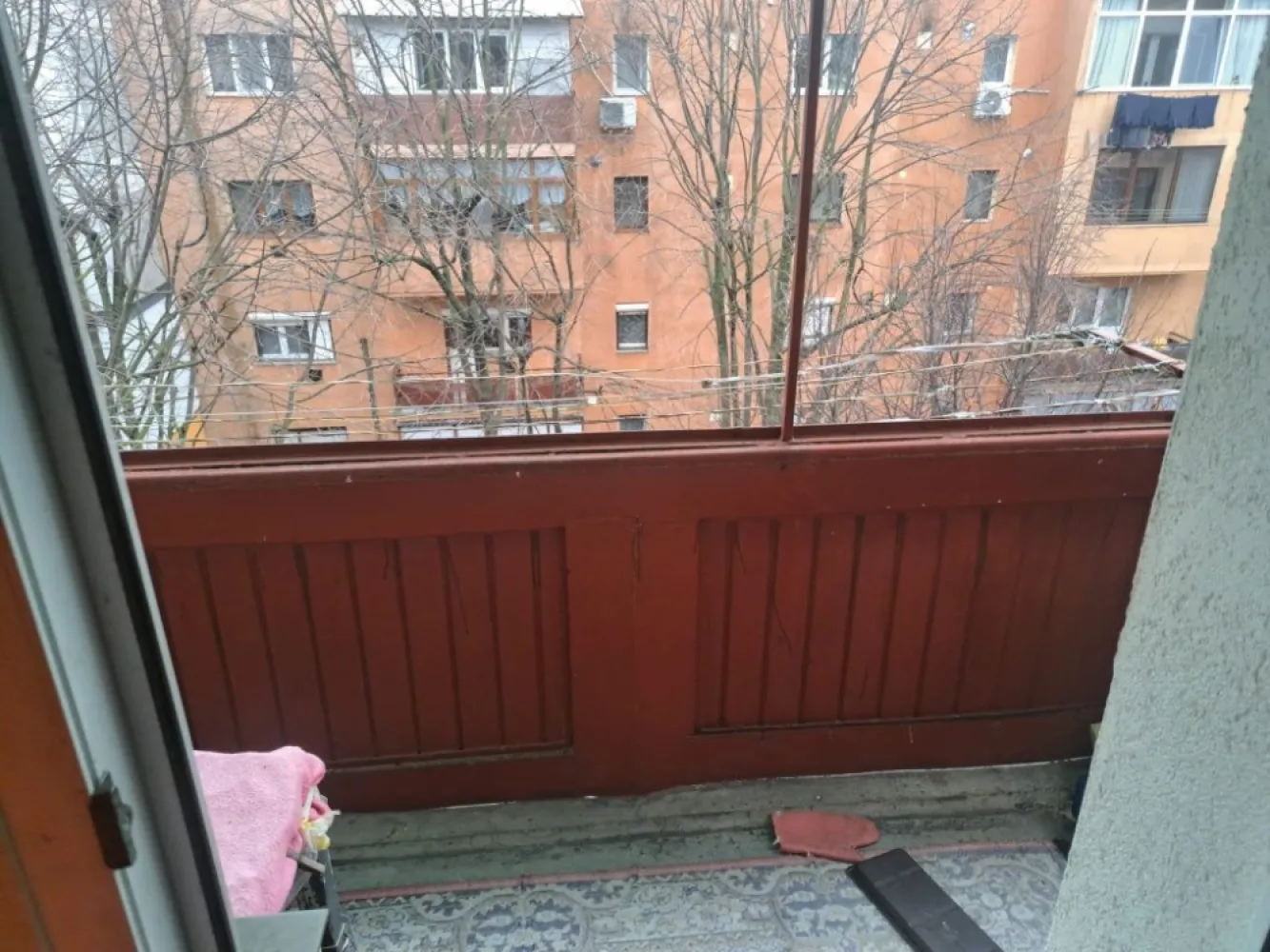 BRASADAS vinde ap 2 cam etaj 4/4 in Micro 16. - Agenția imobiliara BRASADAS vinde apartament cu 2 camere situat în Micro 16, la etajul 4, cu suprafață totală 76 mp. Compartimentare: hol de intrare debara bucătărie, spajz cameră mare hol mic din care se intră în: cameră mică baie balcon Alte detalii: apartamentul neces renovare (ideal pentru amenajare după propriul gust)
Bloc cu acoperis izolat la exterior.
In zonă cu magazine, scoală si transport în apropiere.
Www.brasadas.com.