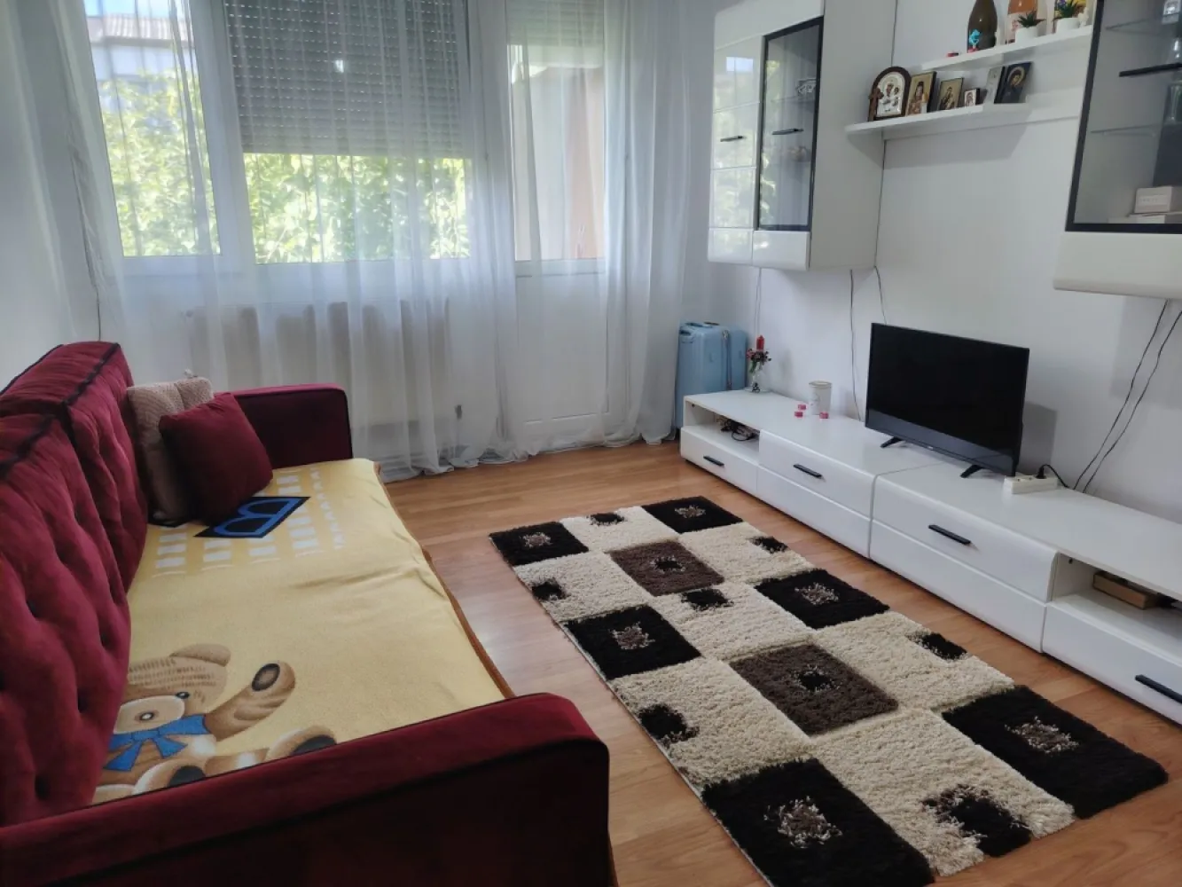 BRASADAS vinde ap 2 cam etaj 3/4 in Carpați 1. - Agenția imobiliara BRASADAS vinde apartament cu 2 camere, semidecomandat cu suprafața utila de 40 mp, situat în Carpați 1 la etajul 3/4.
 Detalii: 
 - Mobilat și utilat complet 
 - Centrala termică NOUĂ 
 -Aer condiționat 
 - Balcon deschis 
 -Apartamentul este situat pe mijloc ( foarte eficient termic) 
 - Cheltuieli mici 
Www.brasadas.com.