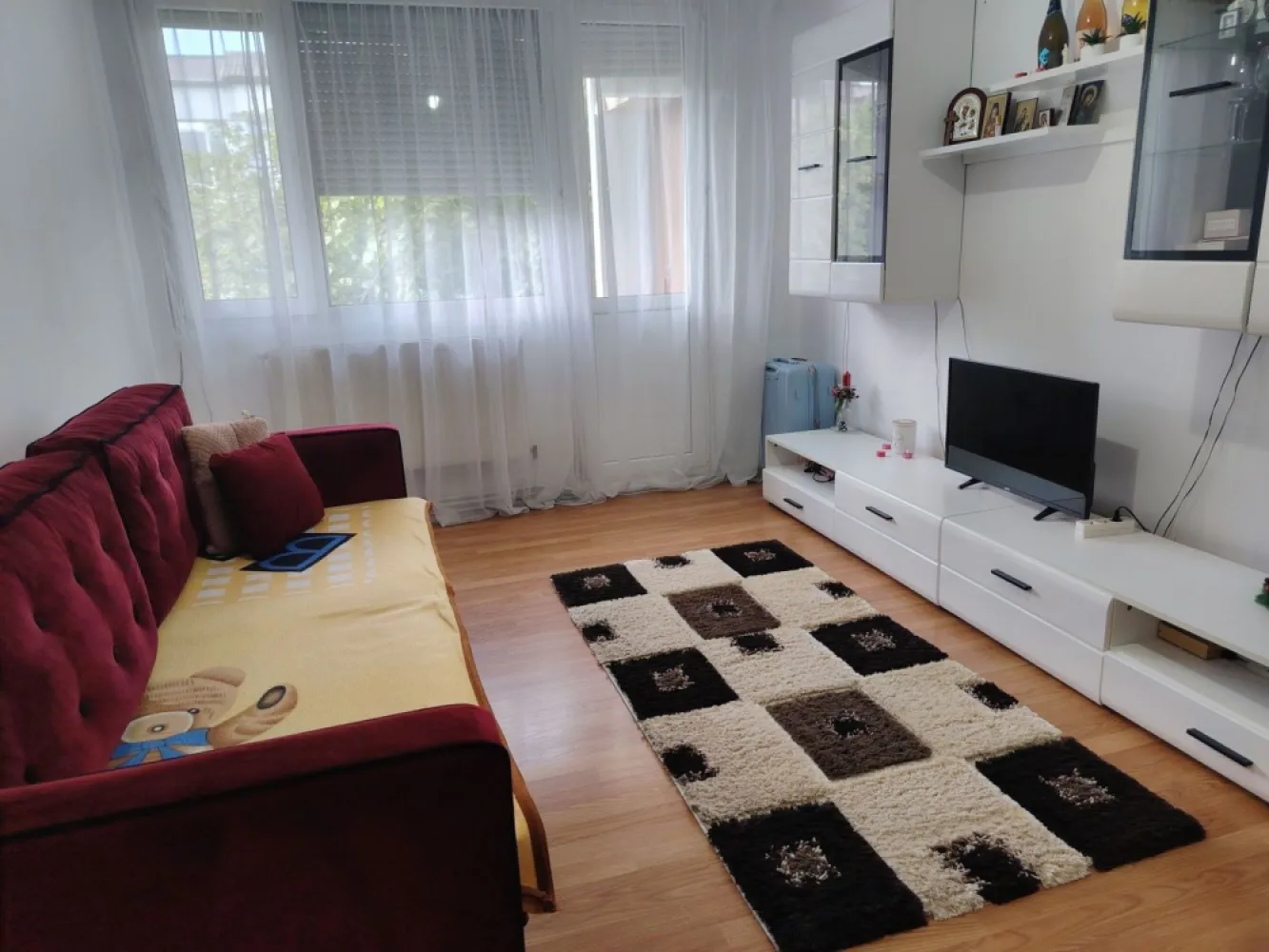 BRASADAS vinde ap 2 cam etaj 3/4 in Carpați 1. - Agenția imobiliara BRASADAS vinde apartament cu 2 camere, semidecomandat cu suprafața utila de 40 mp, situat în Carpați 1 la etajul 3/4.
 Detalii: 
 - Mobilat și utilat complet 
 - Centrala termică NOUĂ 
 -Aer condiționat 
 - Balcon deschis 
 -Apartamentul este situat pe mijloc ( foarte eficient termic) 
 - Cheltuieli mici 
Www.brasadas.com.