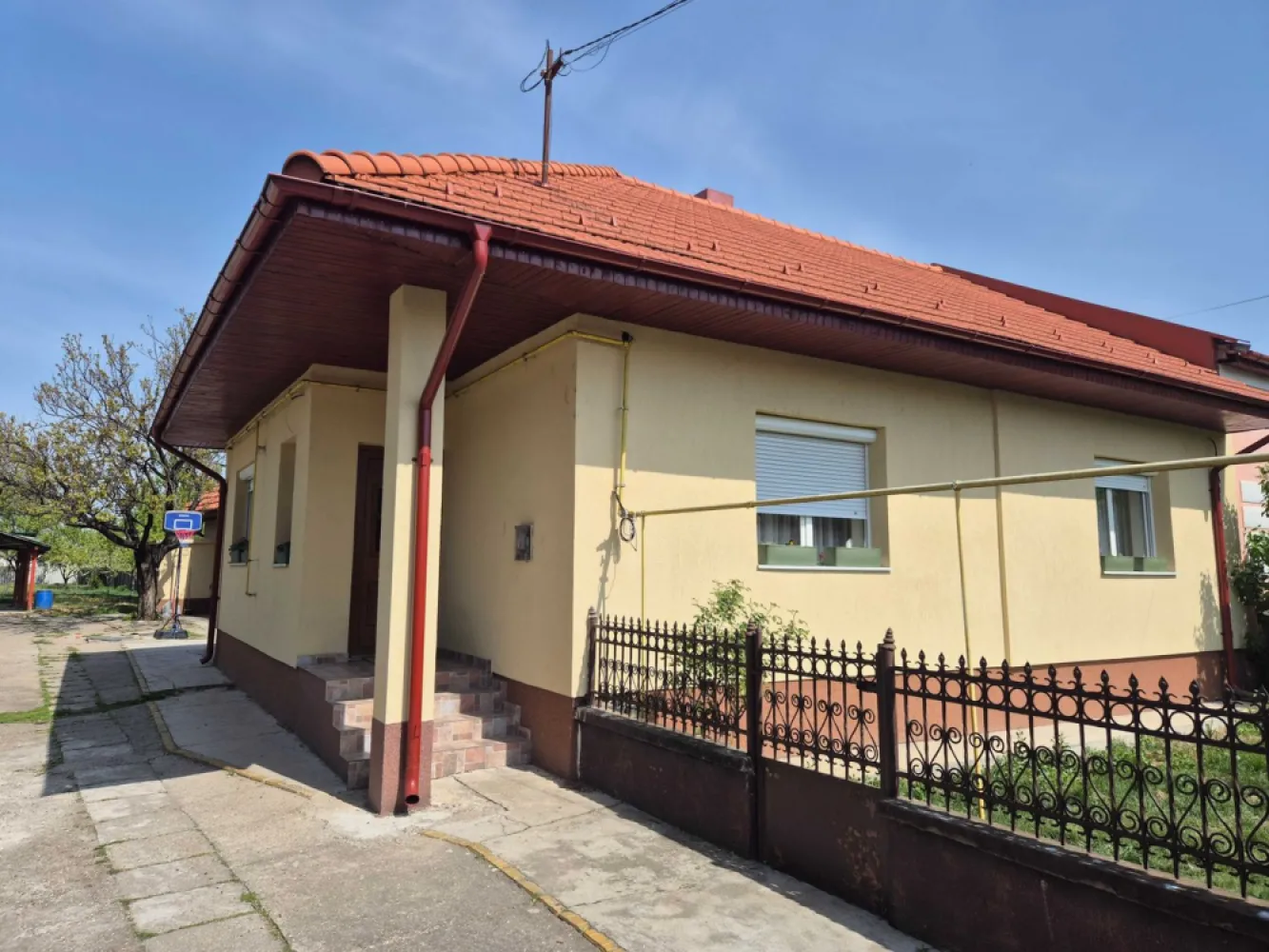 BRASADAS vinde casa familiara cu gradina in zona Titulescu. - Agentia imobiliara BRASADAS vinde o casă cu 4 camere, două băi, mobilată și utilată complet. 
Suprafața utilă a casei este de 180 mp, iar terenul generos de 1370 mp oferă suficient spațiu pentru confortul tău și al familiei. 
Casa a fost renovată integral în 2023, inclusiv acoperișul, iar instalațiile de gaz, apă și electricitate au fost refăcute de la zero, asigurând siguranță și eficiență pe termen lung.
Imobilul dispune și de un beci spațios, ideal pentru depozitare sau amenajare suplimentară. Curtea largă permite amenajarea unei grădini, a unui loc de joacă pentru copii sau chiar a unei zone de relaxare cu foișor și grătar.
Proprietatea este potrivită atât pentru locuință permanentă, cât și ca investiție, oferind liniște, intimitate și un mediu plăcut, departe de agitația orașului, dar cu acces facil către principalele puncte de interes.
Www.brasadas.com.