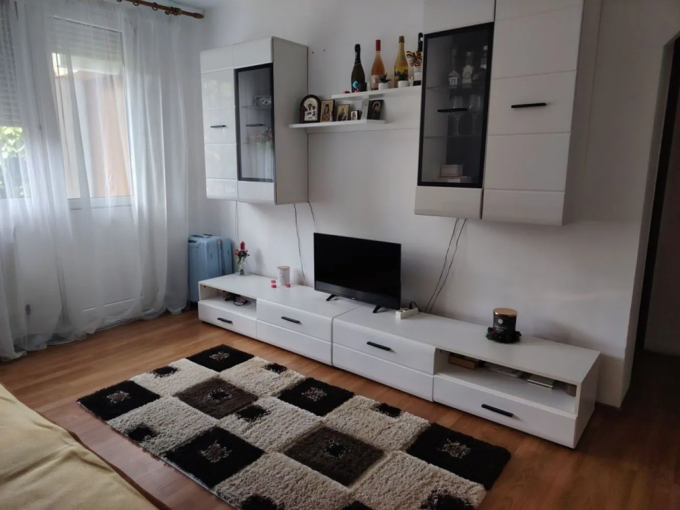BRASADAS vinde ap 2 cam etaj 3/4 in Carpați 1.