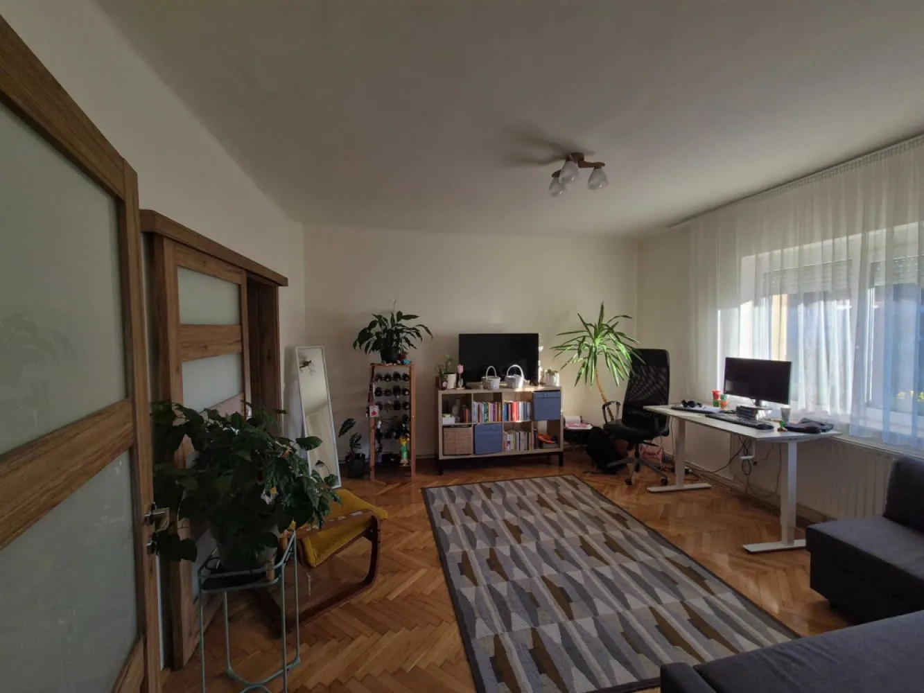 BRASADAS vinde casa familiara cu gradina in zona Titulescu. - Agentia imobiliara BRASADAS vinde o casă cu 4 camere, două băi, mobilată și utilată complet. 
Suprafața utilă a casei este de 180 mp, iar terenul generos de 1370 mp oferă suficient spațiu pentru confortul tău și al familiei. 
Casa a fost renovată integral în 2023, inclusiv acoperișul, iar instalațiile de gaz, apă și electricitate au fost refăcute de la zero, asigurând siguranță și eficiență pe termen lung.
Imobilul dispune și de un beci spațios, ideal pentru depozitare sau amenajare suplimentară. Curtea largă permite amenajarea unei grădini, a unui loc de joacă pentru copii sau chiar a unei zone de relaxare cu foișor și grătar.
Proprietatea este potrivită atât pentru locuință permanentă, cât și ca investiție, oferind liniște, intimitate și un mediu plăcut, departe de agitația orașului, dar cu acces facil către principalele puncte de interes.
Www.brasadas.com.