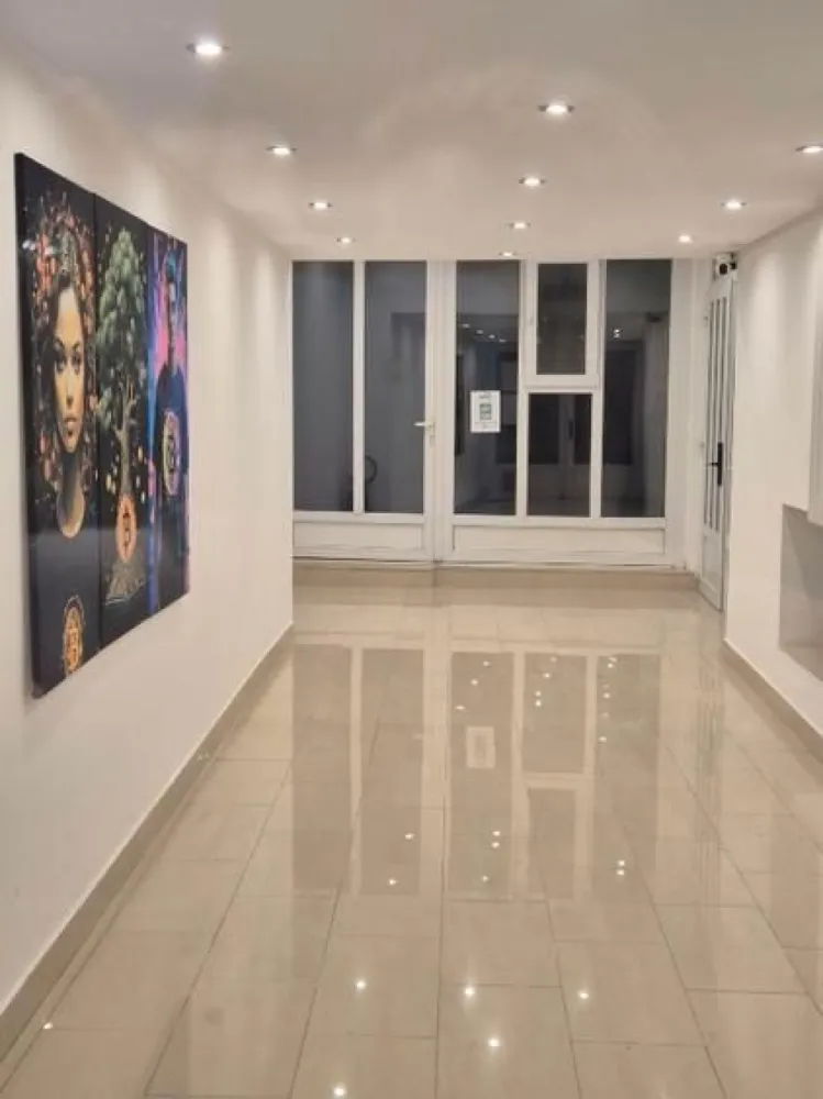 BRASADAS vinde Imobil Central, Ideal pentru Investiție! - Agenția imobiliara BRASADAS vinde proprietate situată în zonă centrală, perfectă pentru activități comerciale sau rezidențiale.

📐 Suprafață totală: 500 mp
🏢 Compartimentare generoasă:

8 camere spațioase

10 băi

1 bucătărie

1 living amplu

Imobilul este ideal pentru:
✔️ Centru de înfrumusețare / clinică estetică
✔️ Cabinete medicale
✔️ Hotel / pensiune boutique
✔️ Birouri / sediu firmă
✔️ After school sau centru educațional

Proprietatea beneficiază de spații largi, bine compartimentate, care permit organizarea eficientă a activității. Datorită poziționării centrale, oferă acces facil și vizibilitate excelentă.

💼 Ideal pentru investiție cu potențial ridicat de dezvoltare!

Www.brasadas.com.