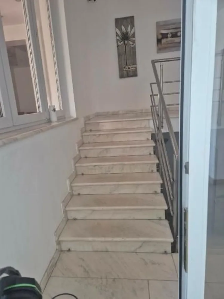 BRASADAS vinde Imobil Central, Ideal pentru Investiție! - Agenția imobiliara BRASADAS vinde proprietate situată în zonă centrală, perfectă pentru activități comerciale sau rezidențiale.

📐 Suprafață totală: 500 mp
🏢 Compartimentare generoasă:

8 camere spațioase

10 băi

1 bucătărie

1 living amplu

Imobilul este ideal pentru:
✔️ Centru de înfrumusețare / clinică estetică
✔️ Cabinete medicale
✔️ Hotel / pensiune boutique
✔️ Birouri / sediu firmă
✔️ After school sau centru educațional

Proprietatea beneficiază de spații largi, bine compartimentate, care permit organizarea eficientă a activității. Datorită poziționării centrale, oferă acces facil și vizibilitate excelentă.

💼 Ideal pentru investiție cu potențial ridicat de dezvoltare!

Www.brasadas.com.