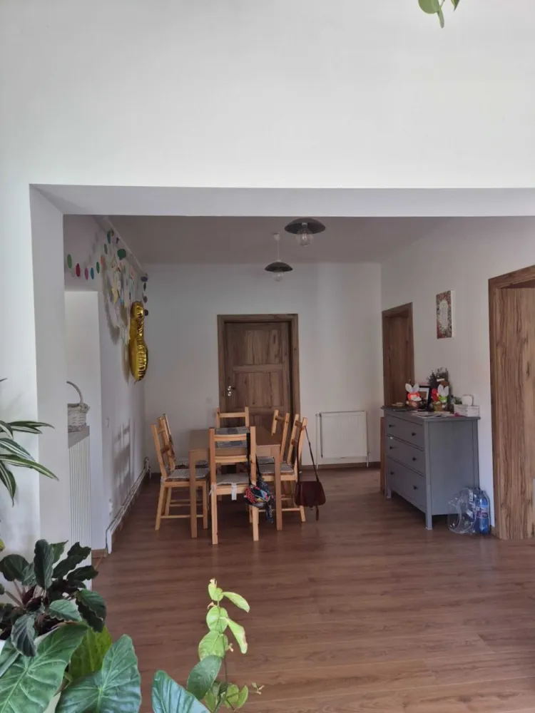BRASADAS vinde casa familiara cu gradina in zona Titulescu. - Agentia imobiliara BRASADAS vinde o casă cu 4 camere, două băi, mobilată și utilată complet. 
Suprafața utilă a casei este de 180 mp, iar terenul generos de 1370 mp oferă suficient spațiu pentru confortul tău și al familiei. 
Casa a fost renovată integral în 2023, inclusiv acoperișul, iar instalațiile de gaz, apă și electricitate au fost refăcute de la zero, asigurând siguranță și eficiență pe termen lung.
Imobilul dispune și de un beci spațios, ideal pentru depozitare sau amenajare suplimentară. Curtea largă permite amenajarea unei grădini, a unui loc de joacă pentru copii sau chiar a unei zone de relaxare cu foișor și grătar.
Proprietatea este potrivită atât pentru locuință permanentă, cât și ca investiție, oferind liniște, intimitate și un mediu plăcut, departe de agitația orașului, dar cu acces facil către principalele puncte de interes.
Www.brasadas.com.