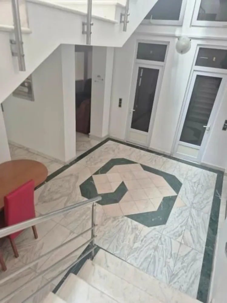 BRASADAS vinde Imobil Central, Ideal pentru Investiție! - Agenția imobiliara BRASADAS vinde proprietate situată în zonă centrală, perfectă pentru activități comerciale sau rezidențiale.

📐 Suprafață totală: 500 mp
🏢 Compartimentare generoasă:

8 camere spațioase

10 băi

1 bucătărie

1 living amplu

Imobilul este ideal pentru:
✔️ Centru de înfrumusețare / clinică estetică
✔️ Cabinete medicale
✔️ Hotel / pensiune boutique
✔️ Birouri / sediu firmă
✔️ After school sau centru educațional

Proprietatea beneficiază de spații largi, bine compartimentate, care permit organizarea eficientă a activității. Datorită poziționării centrale, oferă acces facil și vizibilitate excelentă.

💼 Ideal pentru investiție cu potențial ridicat de dezvoltare!

Www.brasadas.com.