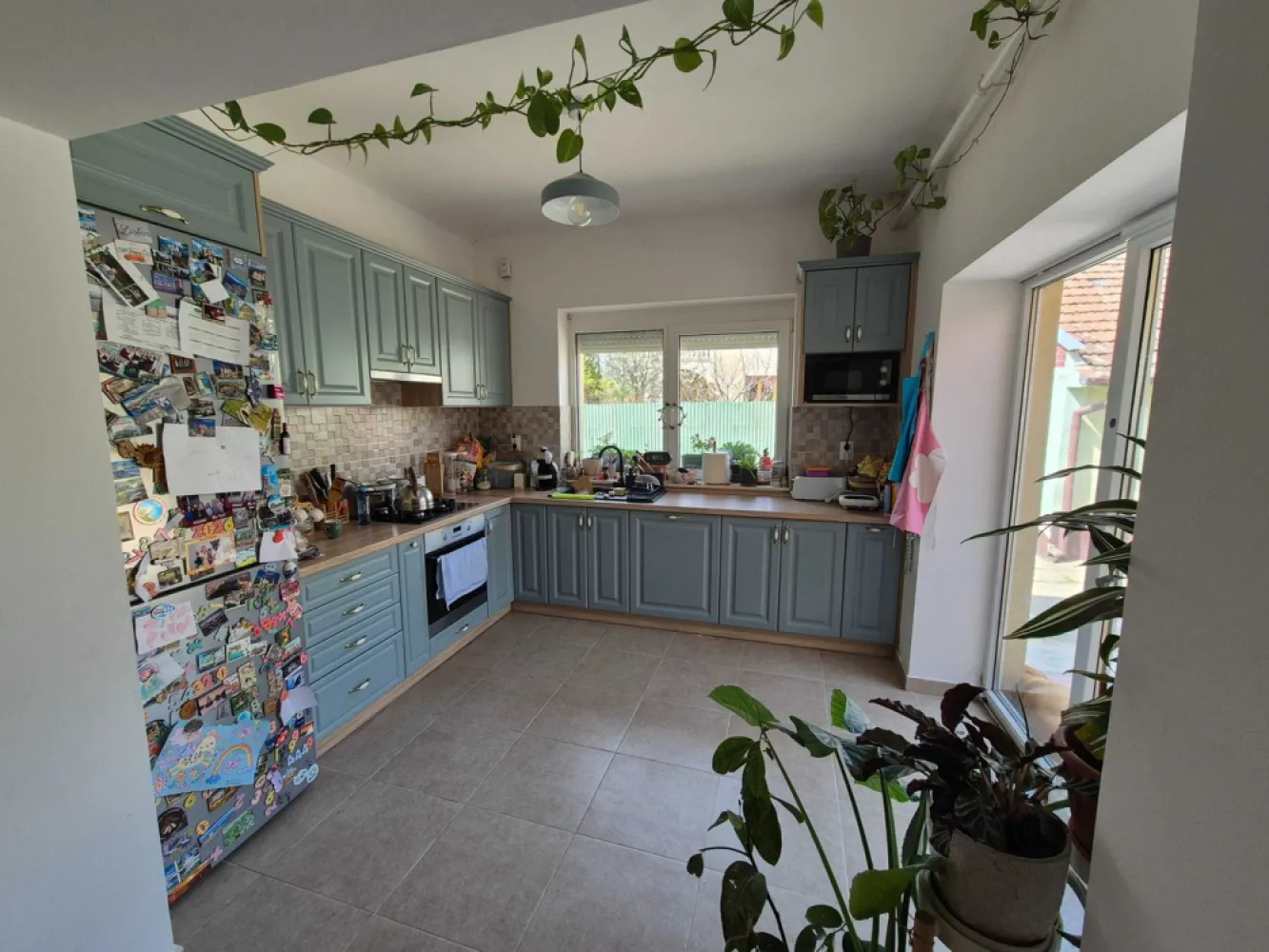 BRASADAS vinde casa familiara cu gradina in zona Titulescu. - Agentia imobiliara BRASADAS vinde o casă cu 4 camere, două băi, mobilată și utilată complet. 
Suprafața utilă a casei este de 180 mp, iar terenul generos de 1370 mp oferă suficient spațiu pentru confortul tău și al familiei. 
Casa a fost renovată integral în 2023, inclusiv acoperișul, iar instalațiile de gaz, apă și electricitate au fost refăcute de la zero, asigurând siguranță și eficiență pe termen lung.
Imobilul dispune și de un beci spațios, ideal pentru depozitare sau amenajare suplimentară. Curtea largă permite amenajarea unei grădini, a unui loc de joacă pentru copii sau chiar a unei zone de relaxare cu foișor și grătar.
Proprietatea este potrivită atât pentru locuință permanentă, cât și ca investiție, oferind liniște, intimitate și un mediu plăcut, departe de agitația orașului, dar cu acces facil către principalele puncte de interes.
Www.brasadas.com.