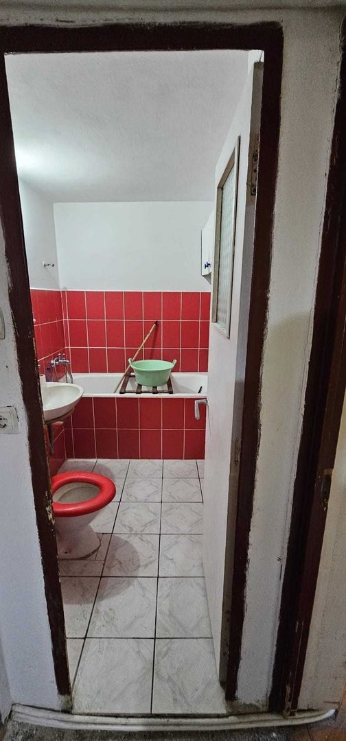 BRASADAS vinde ap 2 cam Carpati2 etaj 4/4.