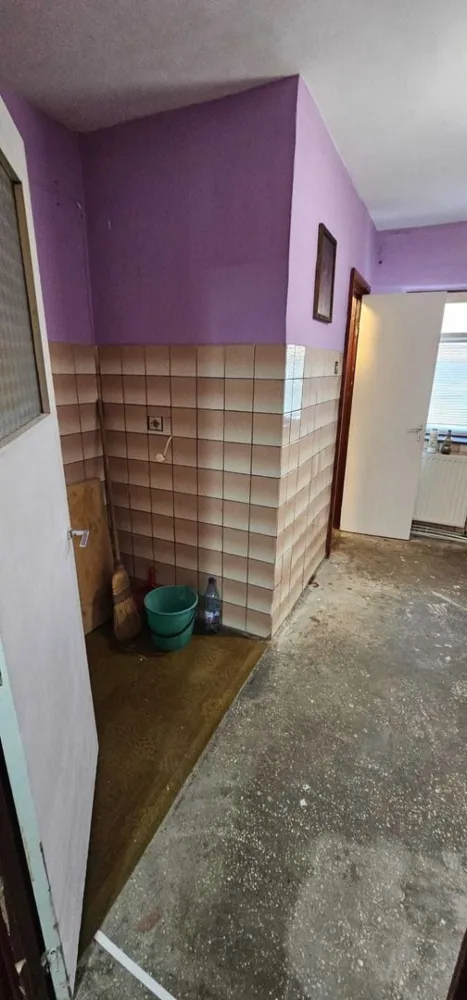 BRASADAS vinde ap 2 cam Carpati2 etaj 4/4. - Agentia imobiliara BRASADAS vinde apartament cu 2 camere în cartierul Carpați 2 str Fantanele, cartier bun, zona aproape de scoala, autobus si magazine,direct de la proprietar, fără intermediar.

Apartamentul are o suprafață utilă de 51,81 mp și este compartimentat astfel: 2 camere, bucătărie, hol, cămară, baie și 2 balcoane. 

Este situat la etajul 4/4, într-un bloc din 1990. 
Apartamentul este poziționat pe mijloc, fiind practic izolat termic, cu un singur perete exterior.

Dotări: centrală termică, geamuri termopan.
Www.brasadas.com.