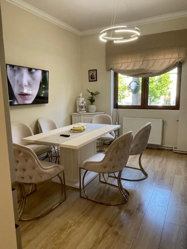BRASADAS vinde ap 3 cam in casa in asociatie, semicentral. - Agentia inobiliara BRASADAS vinde apartament semicentral în casă în asociație cu doar 4 apartamente în construcție solidă ( 3 camere decomandate) situat la etajul 1/2.
Apartamentul cu suprafața utilă de 81mp este compus din 3 camere decomandate:1 living, un dormitor mare, un dormitor mic, bucătărie, baie, balcon.
În plus dispune de garaj, boxă beci și 
cota parte din grădină.
Casa este construită din cărămidă, fundație înaltă din beton, încălzire prin calorifere cu centrală proprie, instalație electrică nouă, geamuri termopan, aparat de aer condiționat, cuptor, plită, hotă, frigider, mașină de spălat rufe, mașină de spălat vase. 
Se vinde mobilat complet.
Www.brasadas.com.